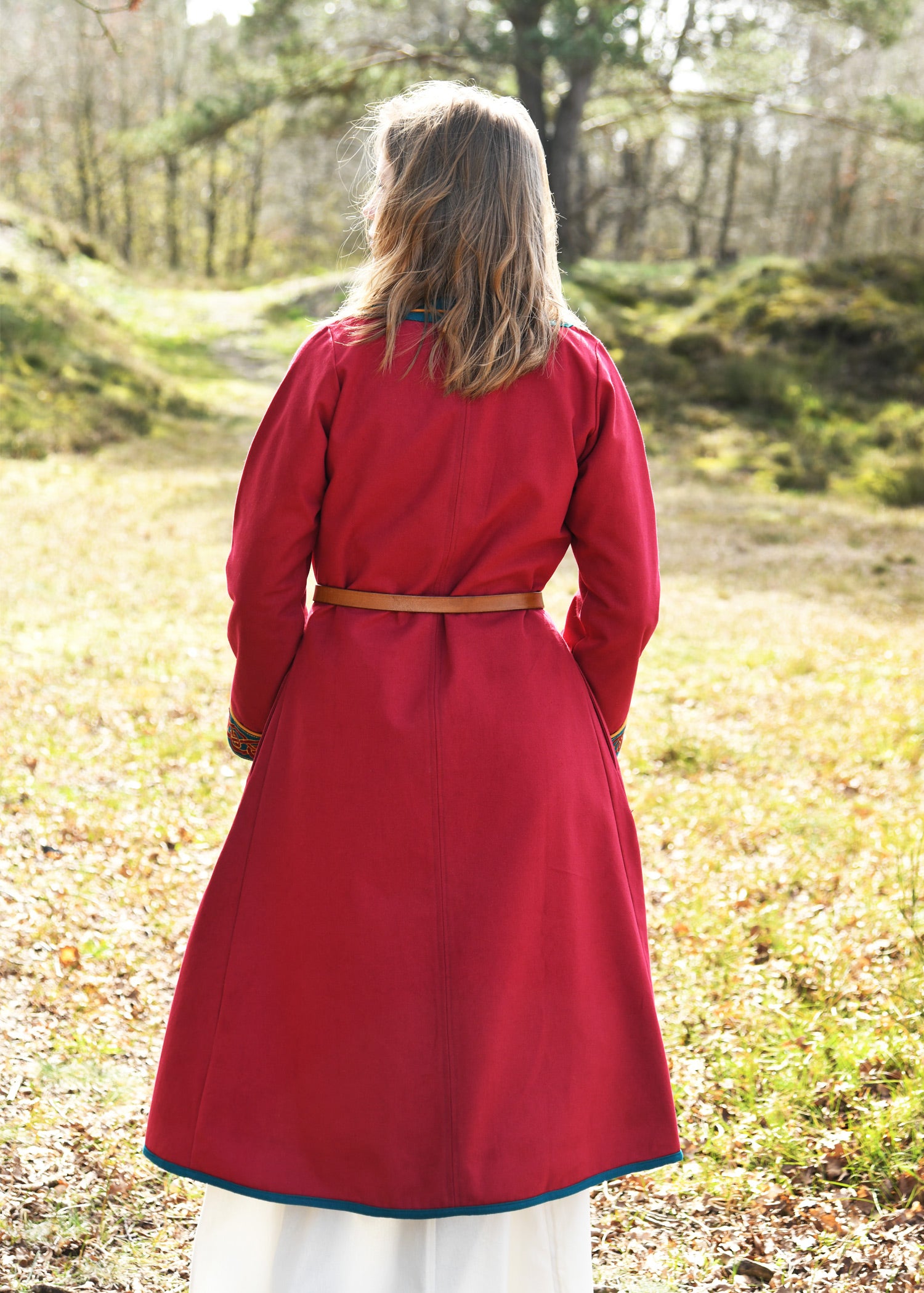 Imagen única de: Abrigo Vikingo Bordado Ella, Rojo Vino-petróleo