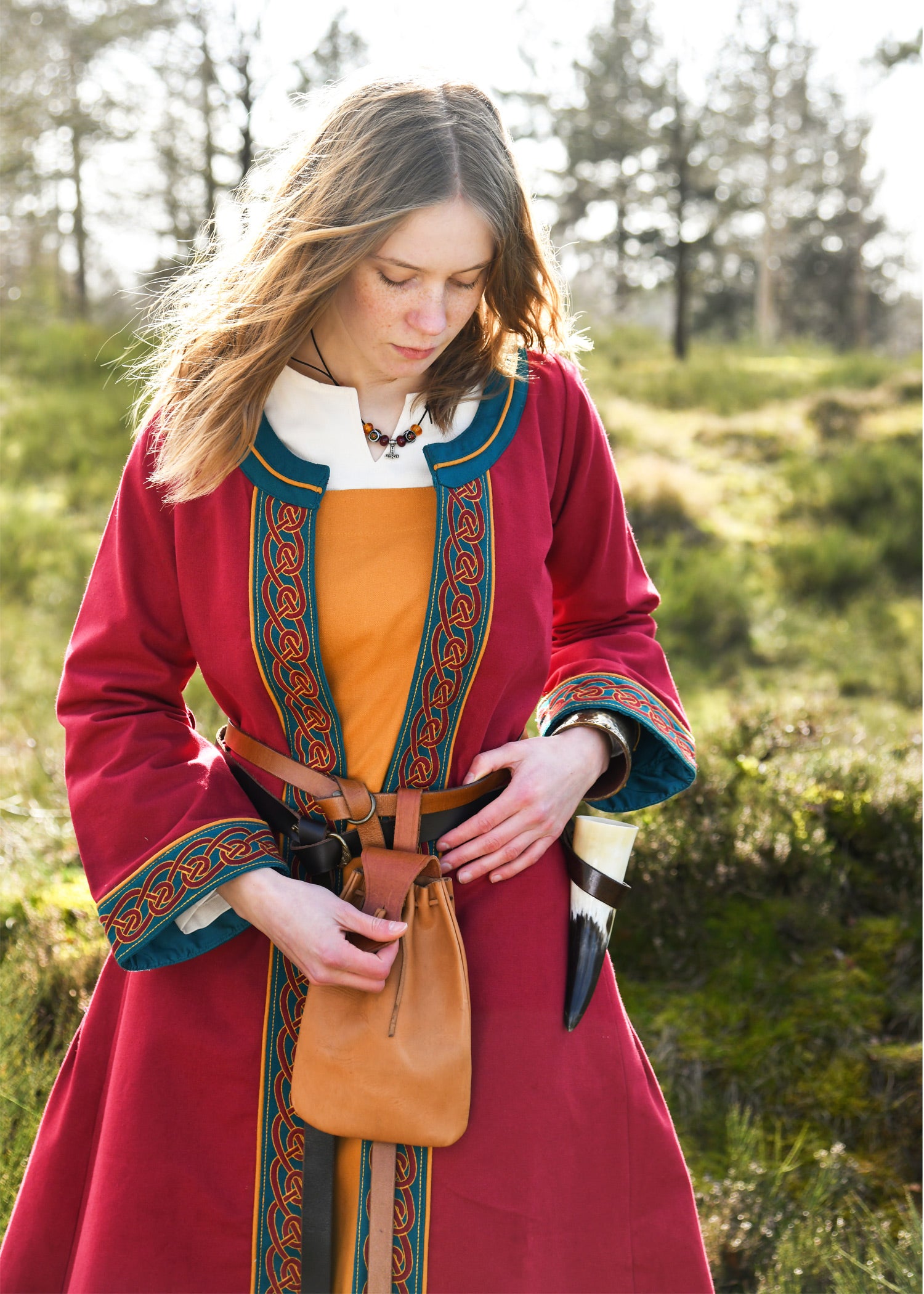 Imagen única de: Abrigo Vikingo Bordado Ella, Rojo Vino-petróleo