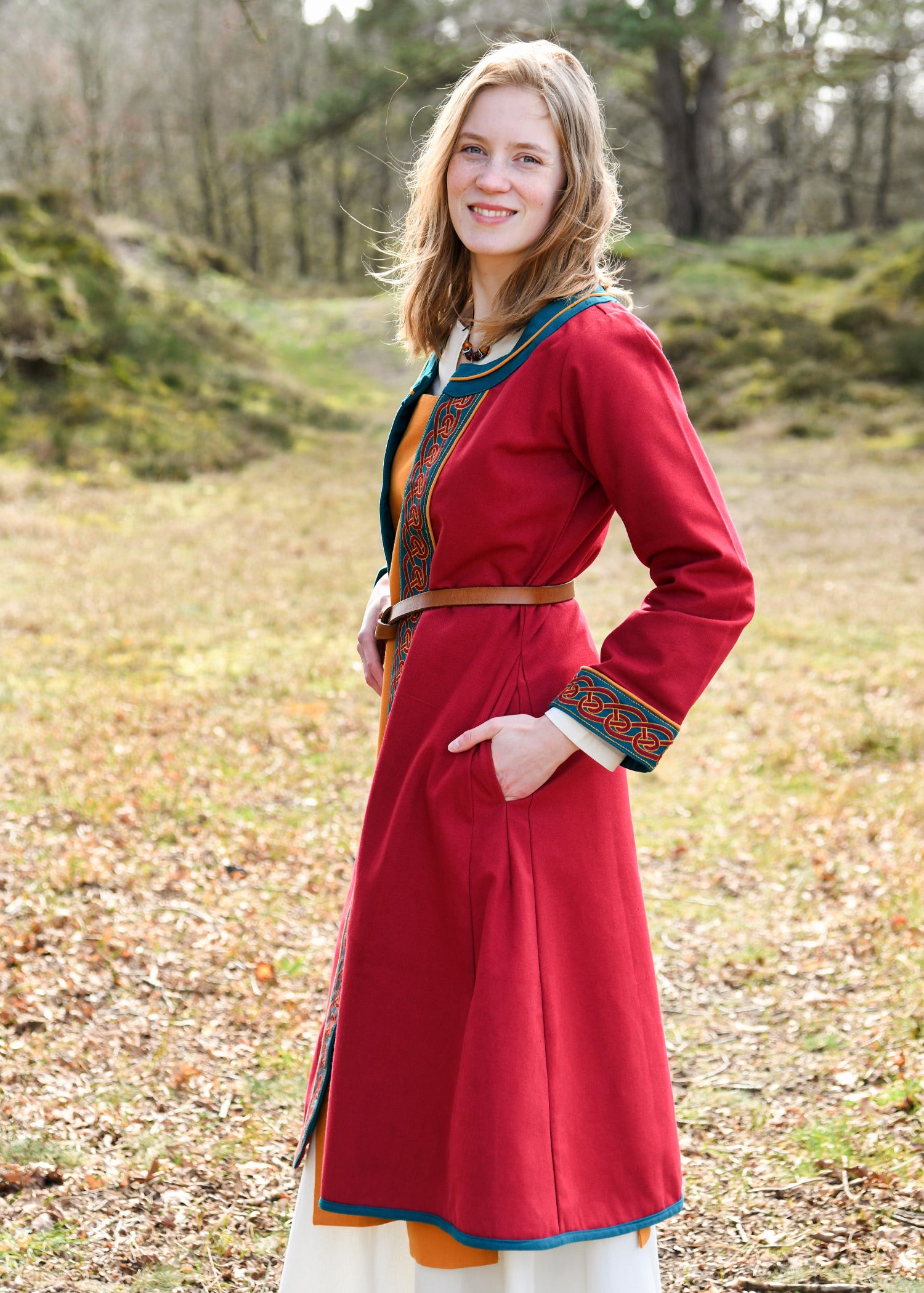Imagen única de: Abrigo Vikingo Bordado Ella, Rojo Vino-petróleo