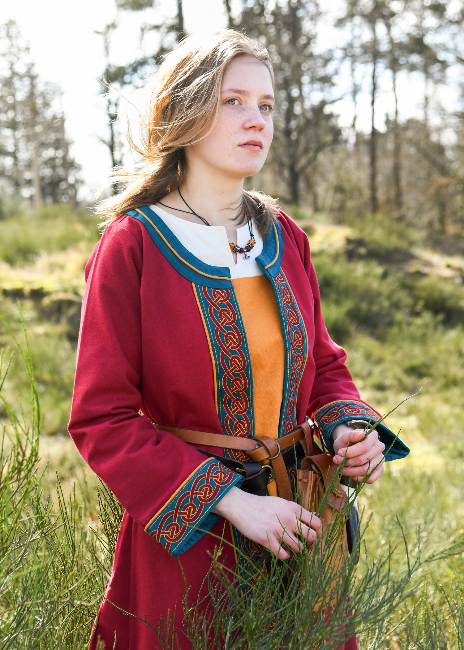 Imagen única de: Abrigo Vikingo Bordado Ella, Rojo Vino-petróleo