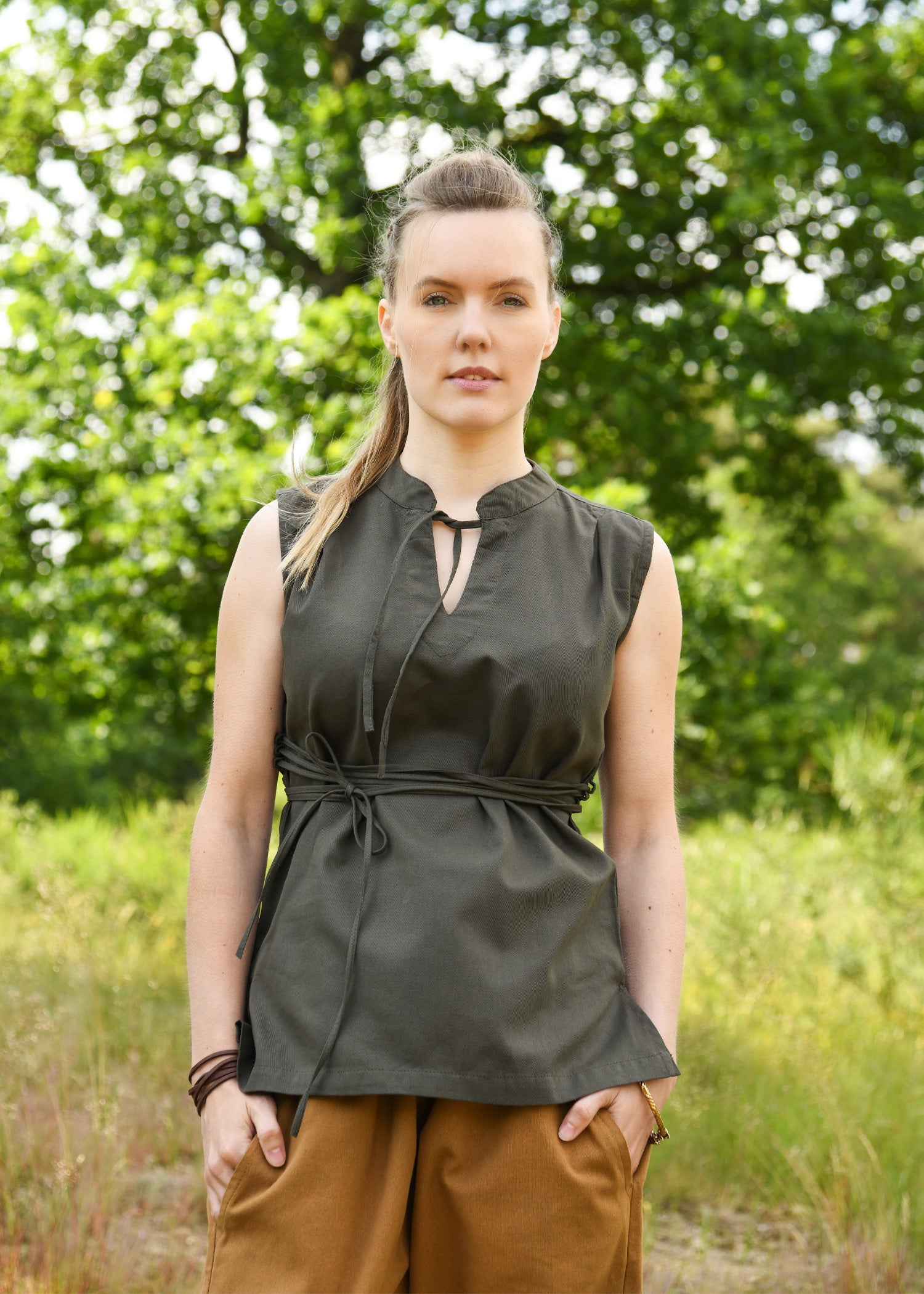 Imagen única de: Blusa Medieval Sin Mangas Levke, Verde Oliva