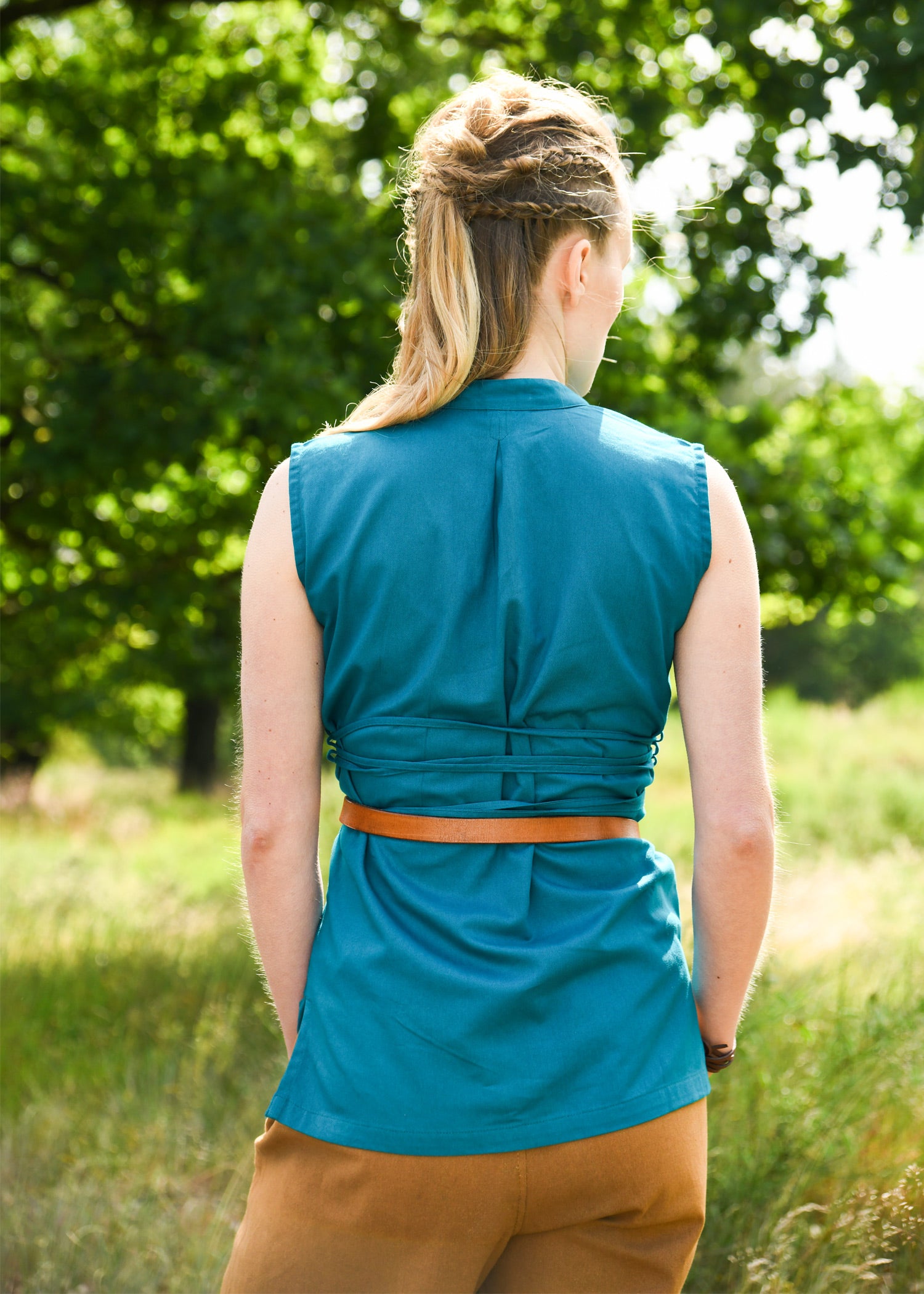 Imagen única de: Blusa Medieval Sin Mangas Levke, Petróleo 3