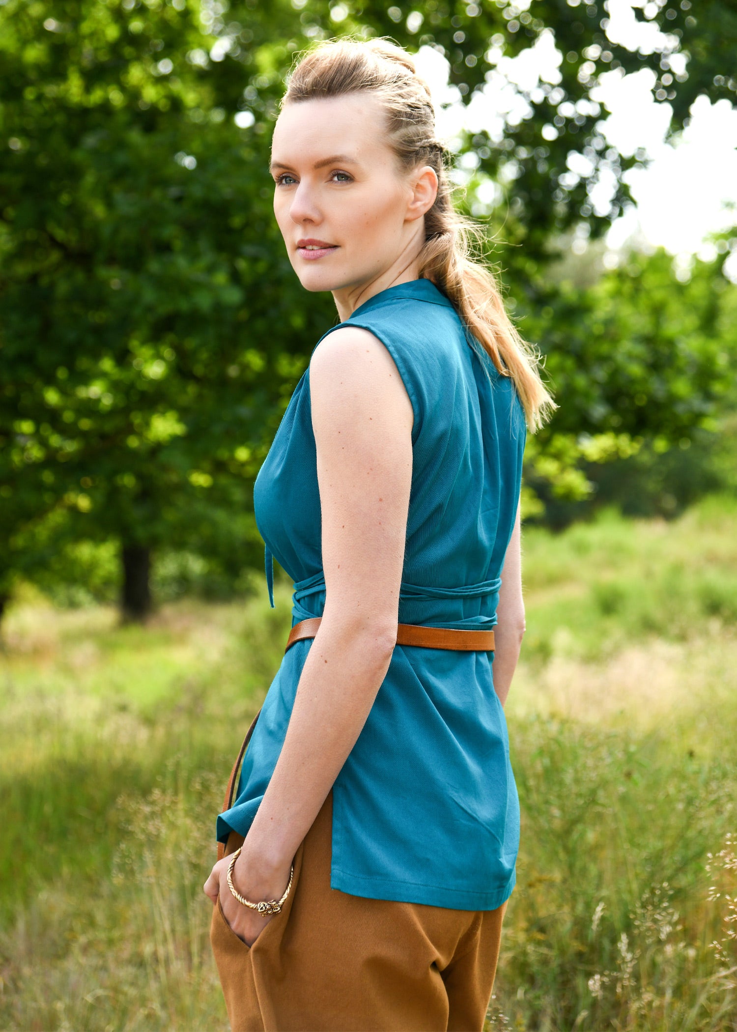 Imagen única de: Blusa Medieval Sin Mangas Levke, Petróleo 2