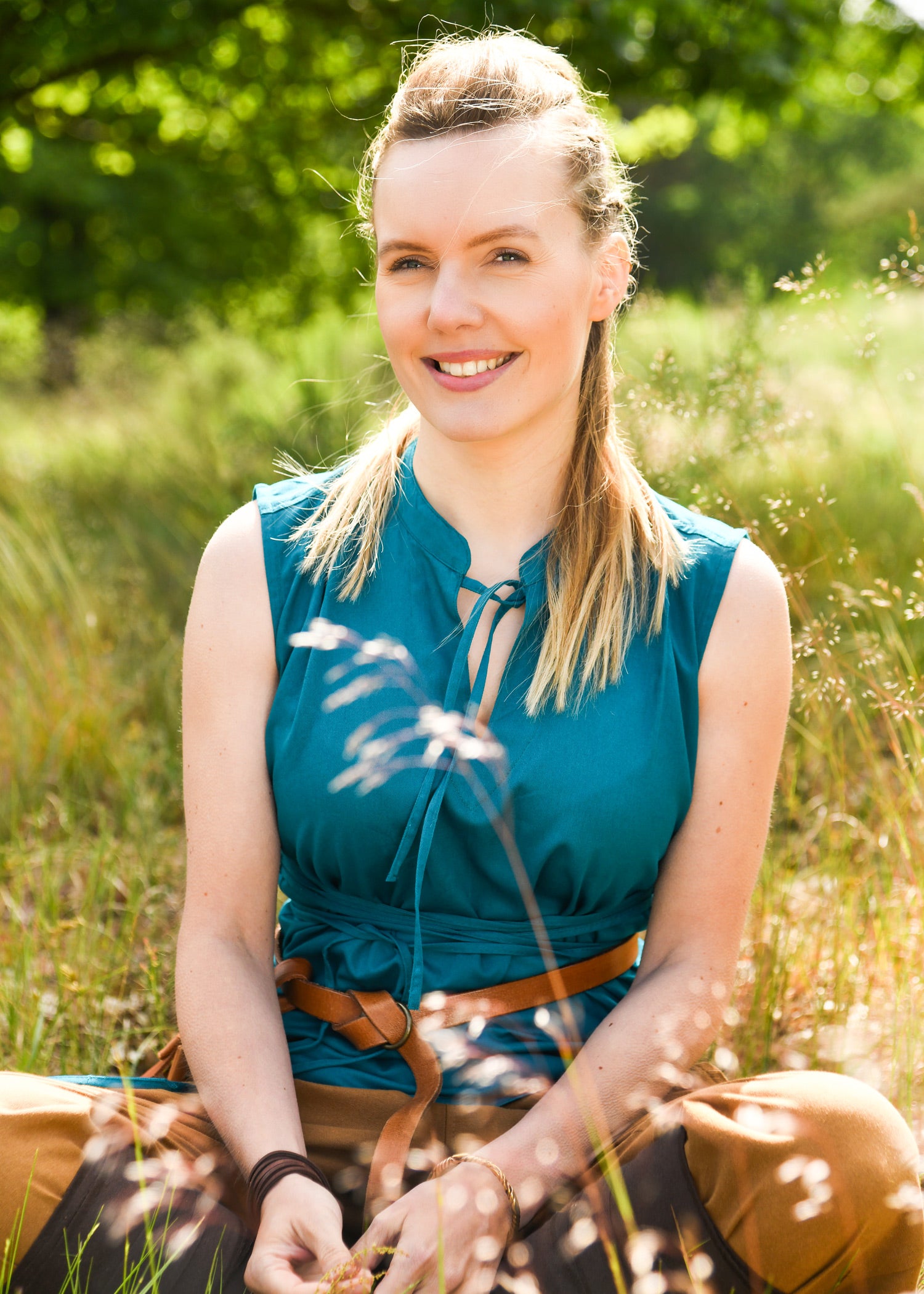 Imagen única de: Blusa Medieval Sin Mangas Levke, Petróleo 5