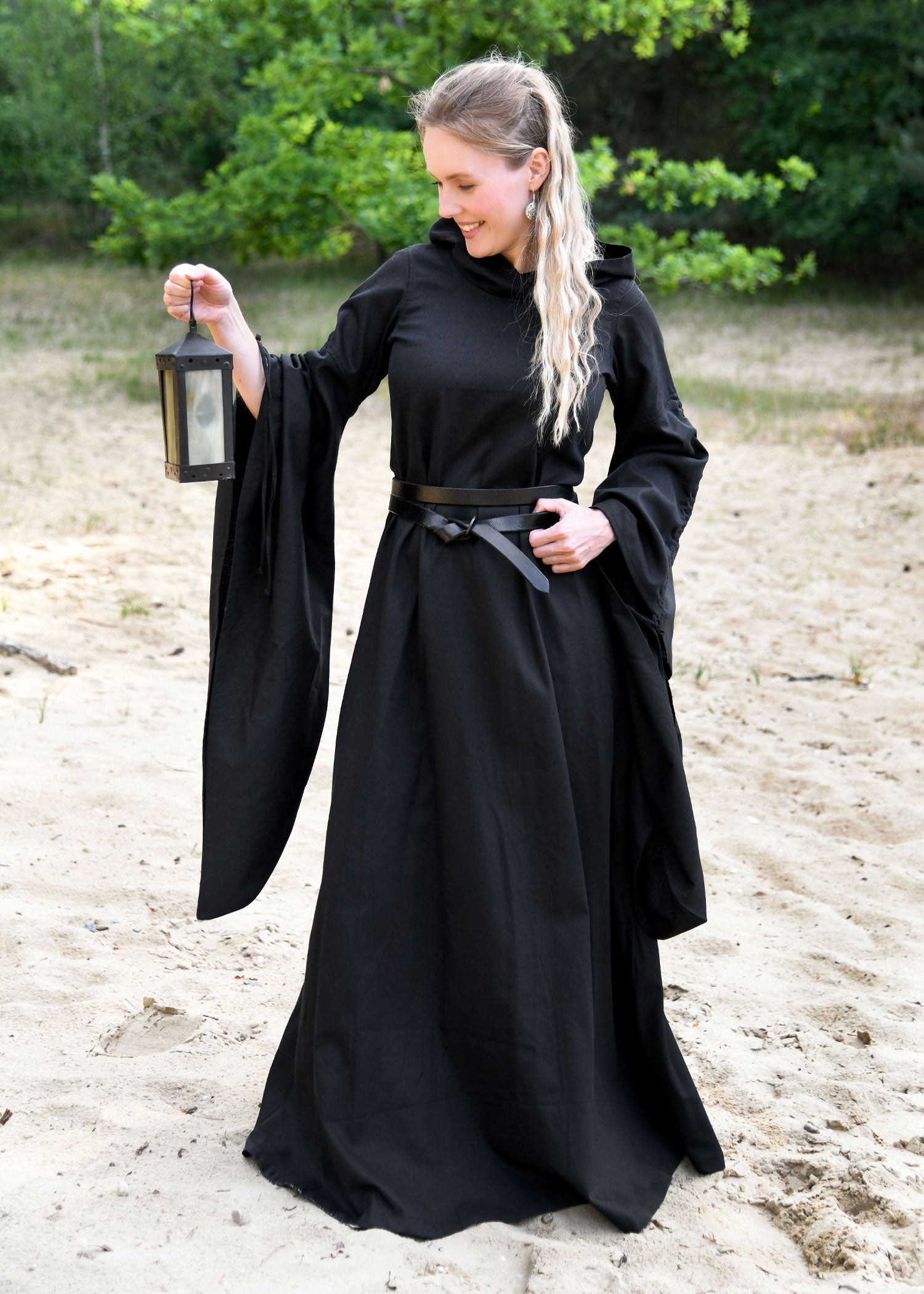 Imagen única de: Vestido Medieval Isra Con Mangas Trompeta, Negro