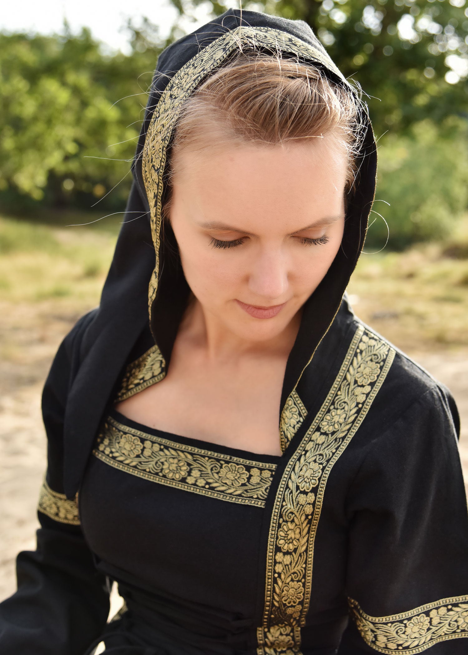 Imagen única de: Vestido Medieval Eleanor Con Capucha, Negro