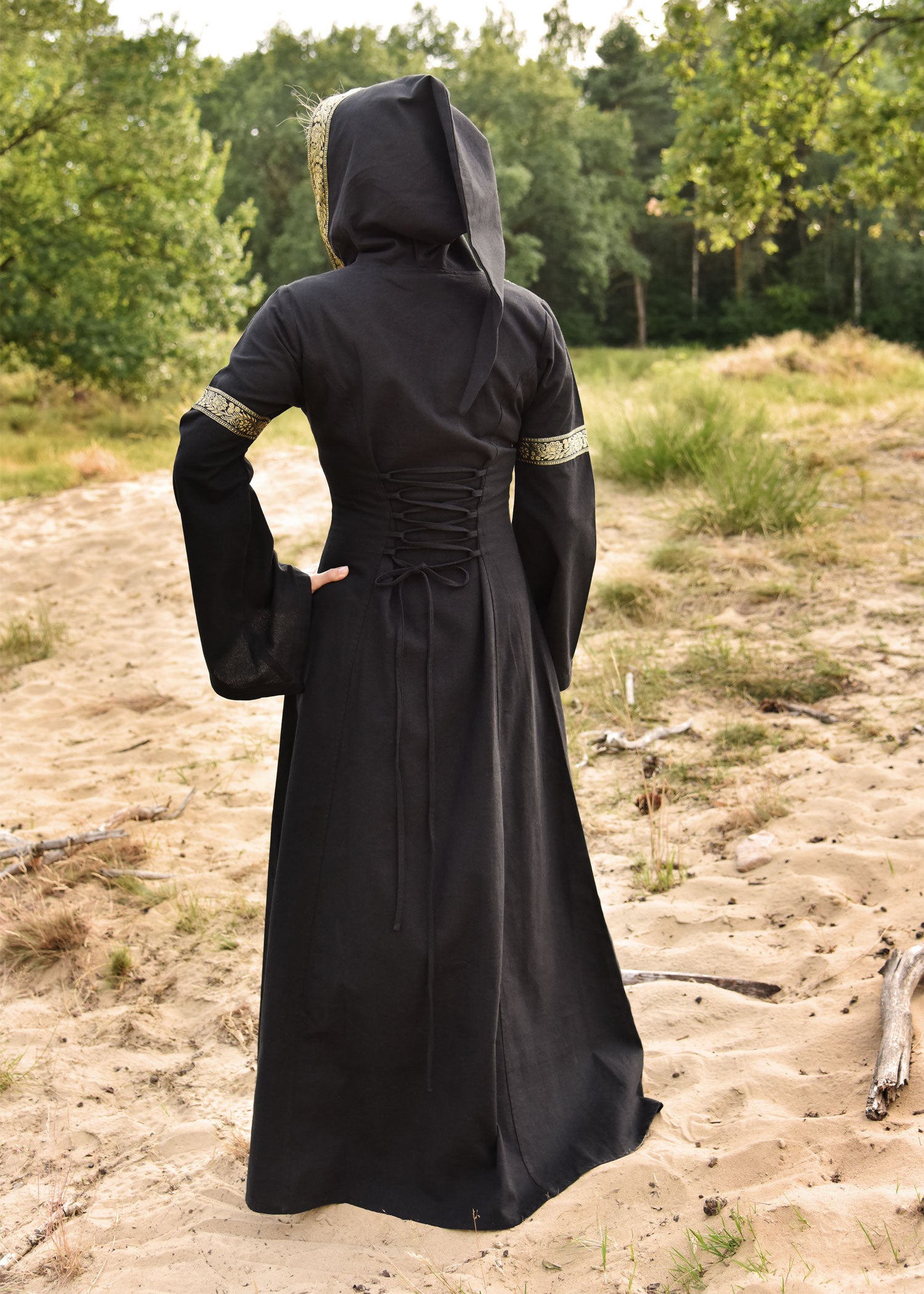 Imagen única de: Vestido Medieval Eleanor Con Capucha, Negro