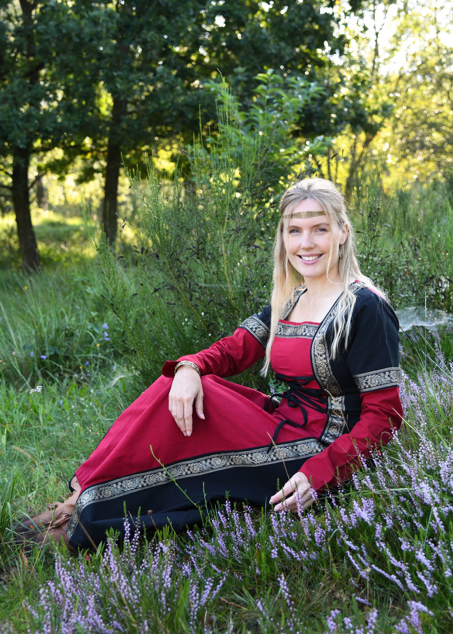 Imagen única de: Vestido Medieval Eleanor, Rojo/negro