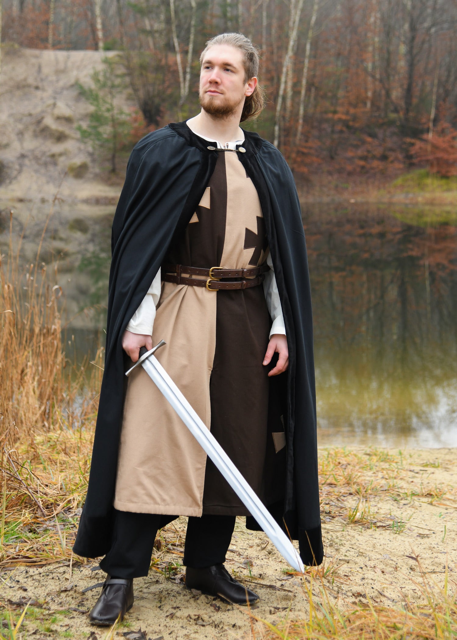 Imagen única de: Manto Medieval Con Ribete De Terciopelo, Negro