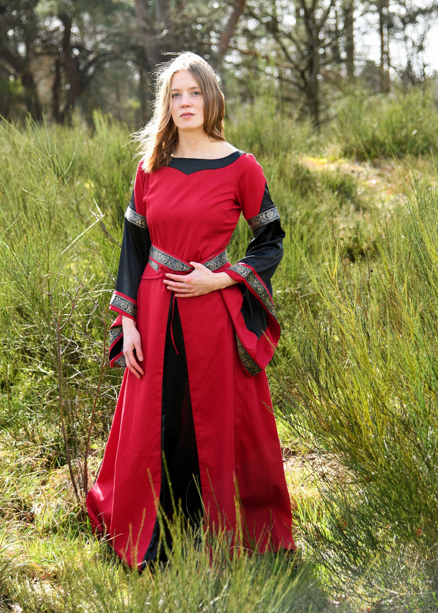 Imagen única de: Vestido Medieval Noble, Bliaut Josephine, Rojo/negro