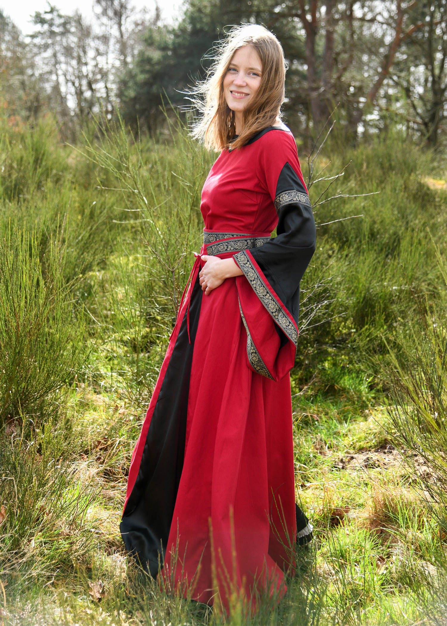 Imagen única de: Vestido Medieval Noble, Bliaut Josephine, Rojo/negro