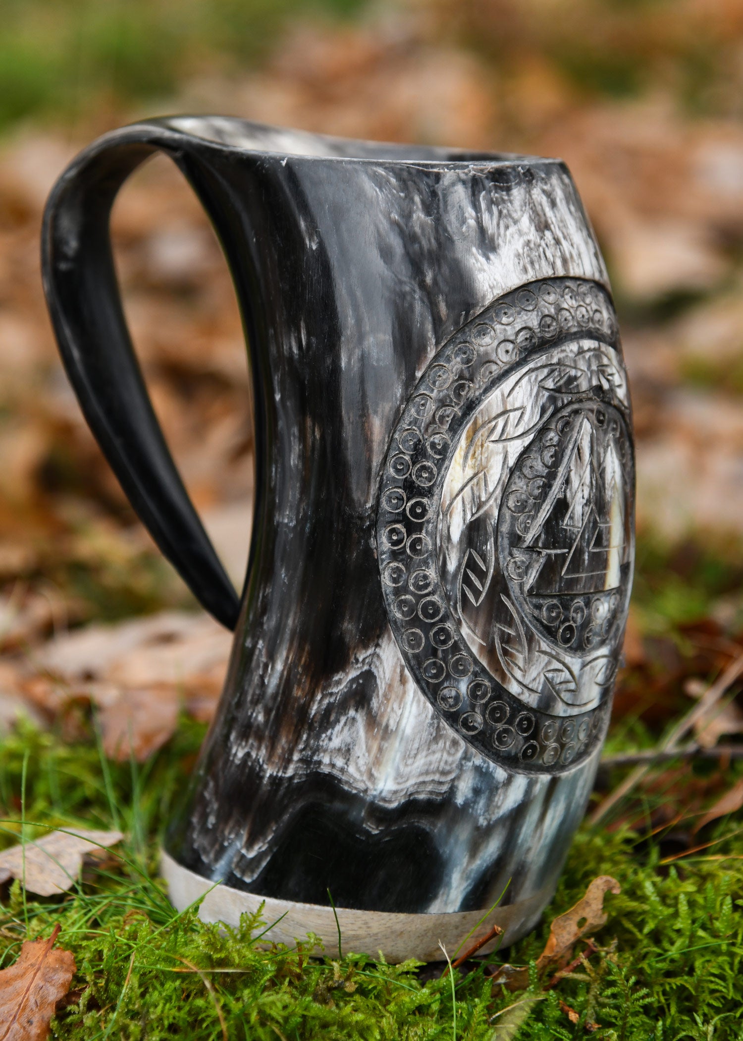 Imagen única de: Jarra De Cuerno Con Base De Madera Y Motivo Valknut N.º 1