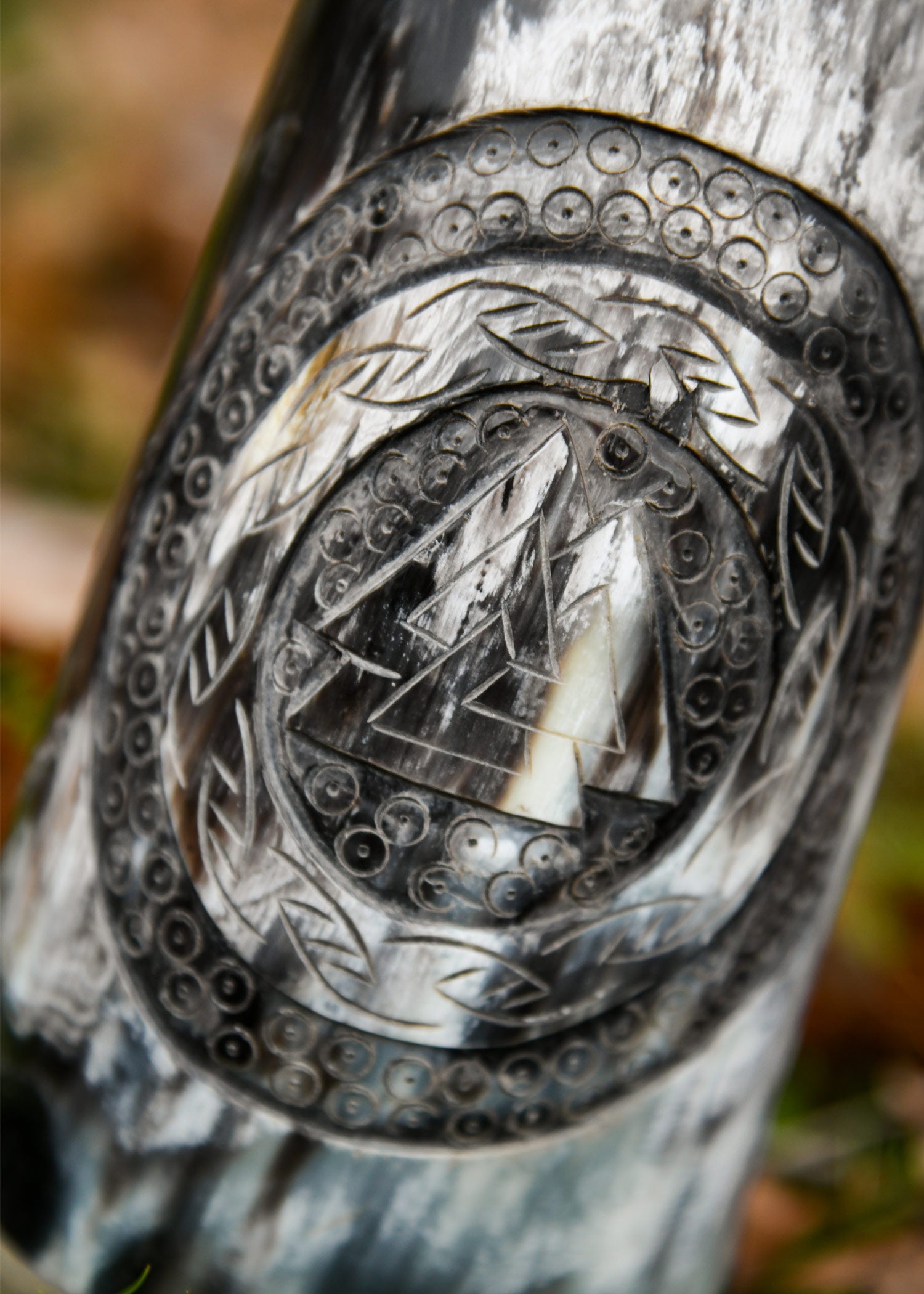 Imagen única de: Jarra De Cuerno Con Base De Madera Y Motivo Valknut N.º 1