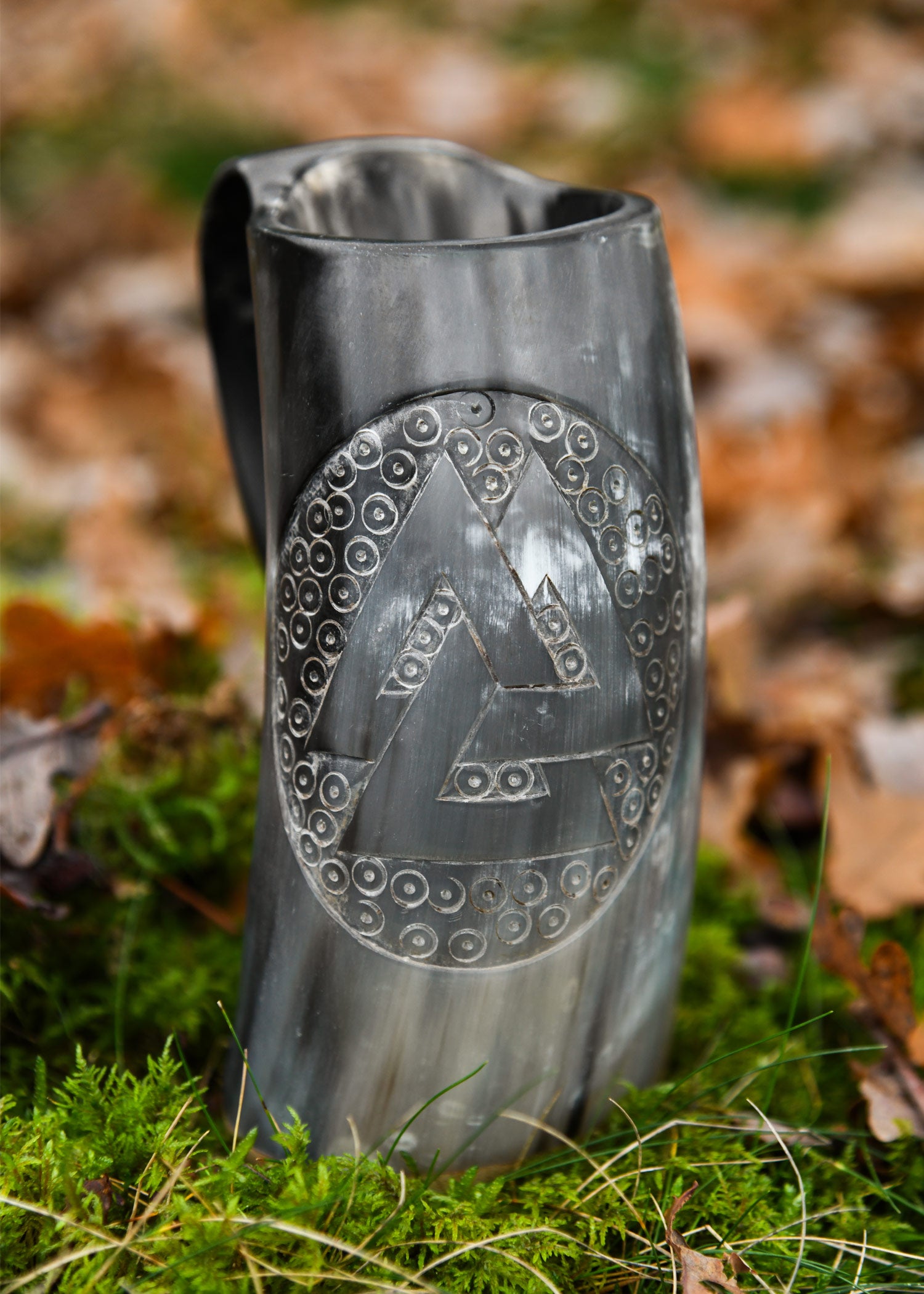 Imagen única de: Jarra De Cuerno Con Base De Madera Y Motivo Valknut N.º 2