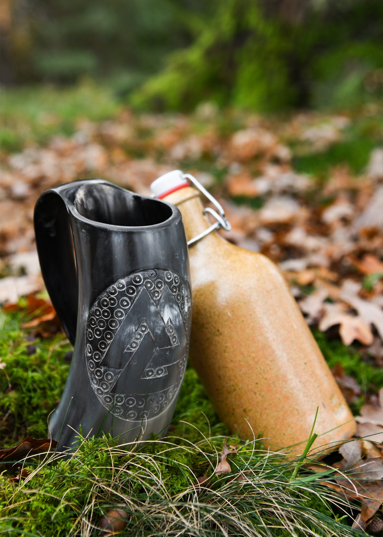 Imagen única de: Jarra De Cuerno Con Base De Madera Y Motivo Valknut N.º 2