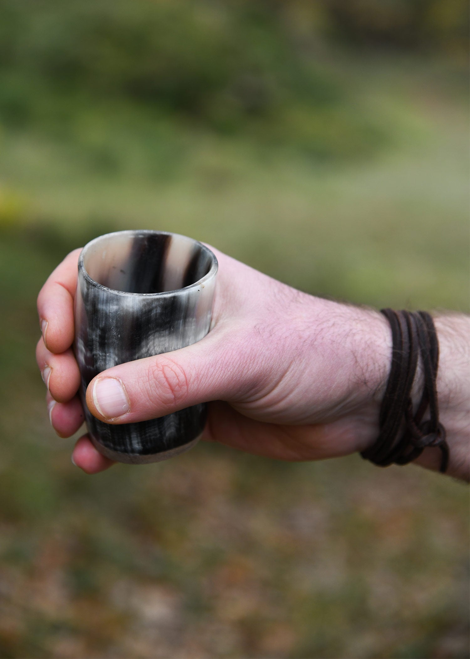 Imagen única de: Taza Pequeña De Cuerno Con Base De Madera, Sin Asa