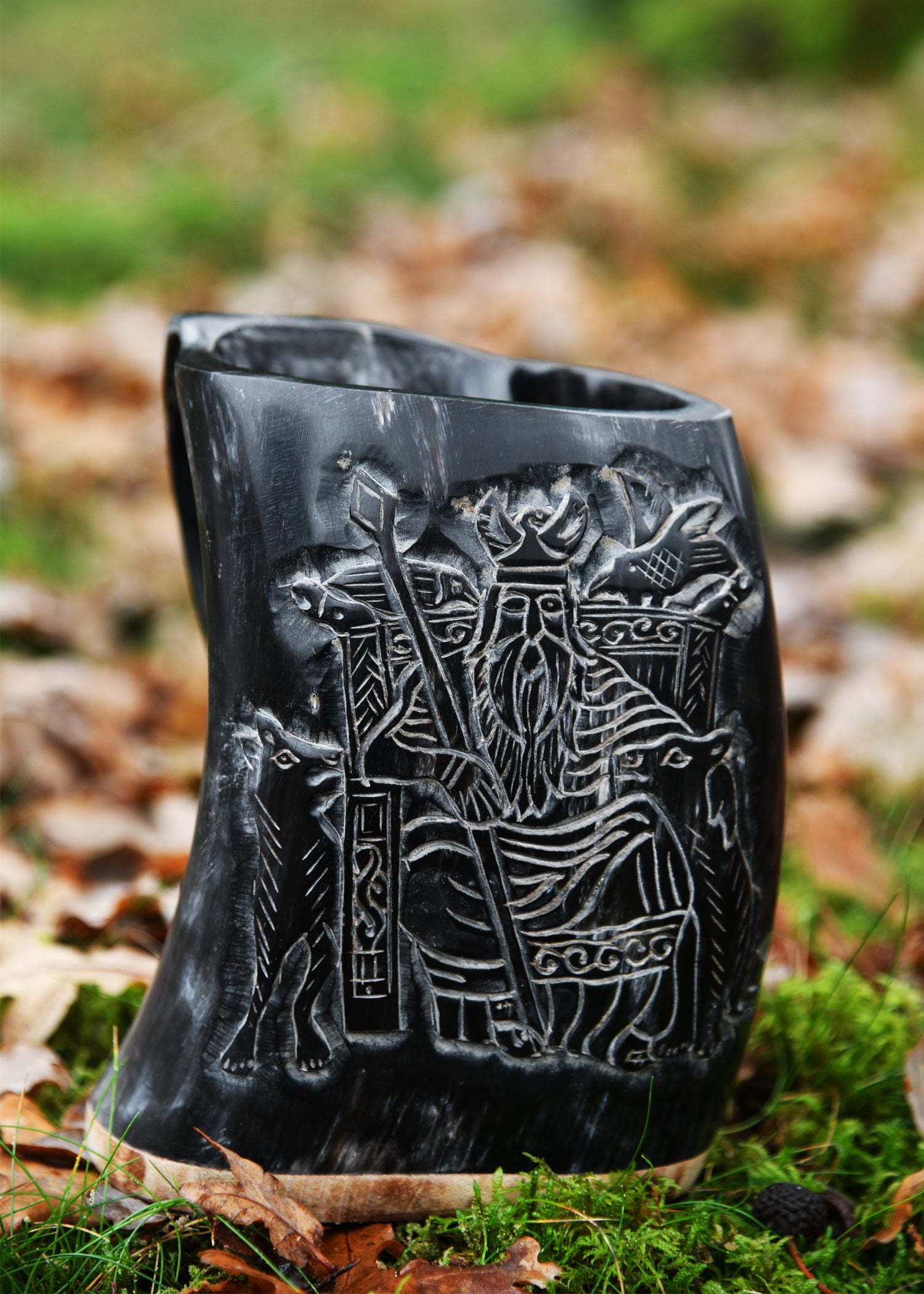 Imagen única de: Jarra De Cuerno Con Base De Madera Y Motivo De Odín