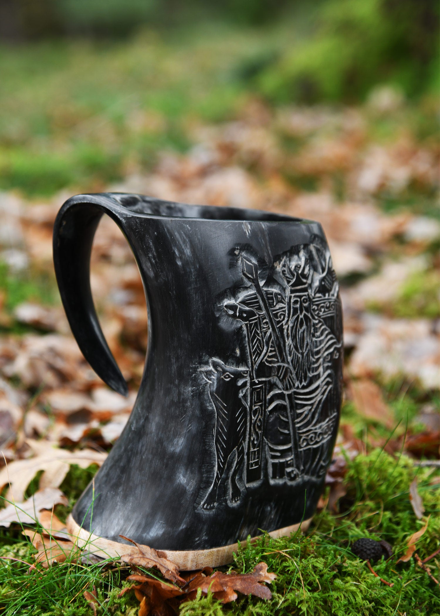 Imagen única de: Jarra De Cuerno Con Base De Madera Y Motivo De Odín