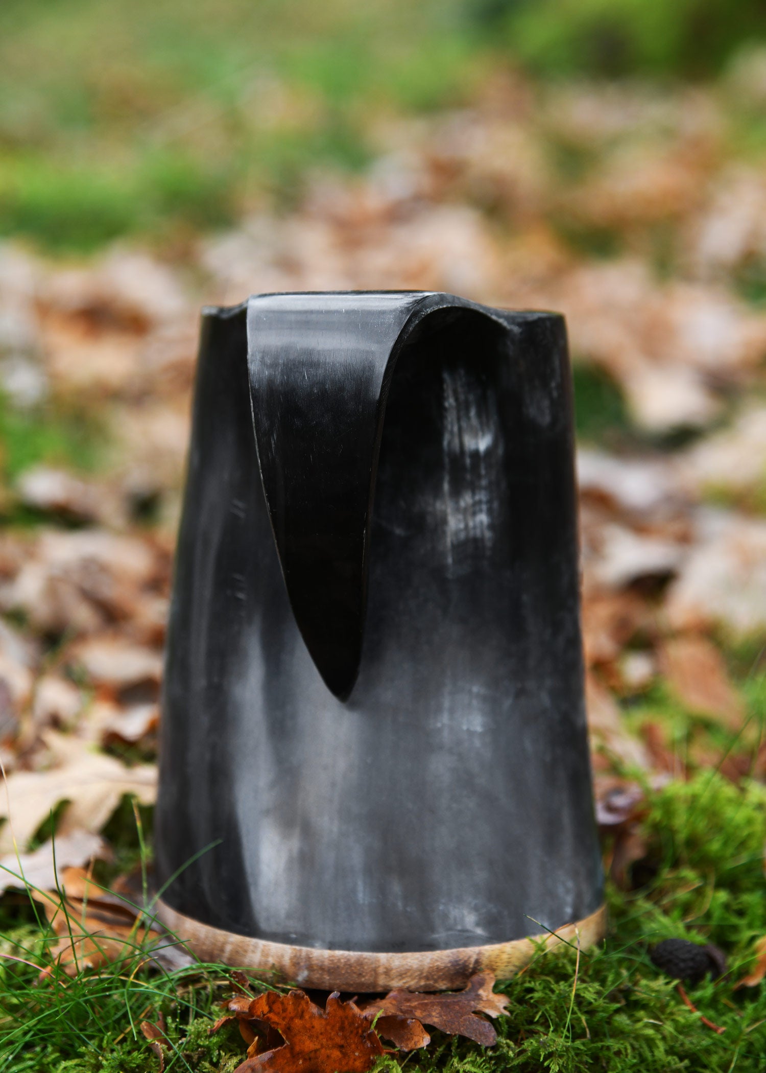 Imagen única de: Jarra De Cuerno Con Base De Madera Y Motivo De Odín