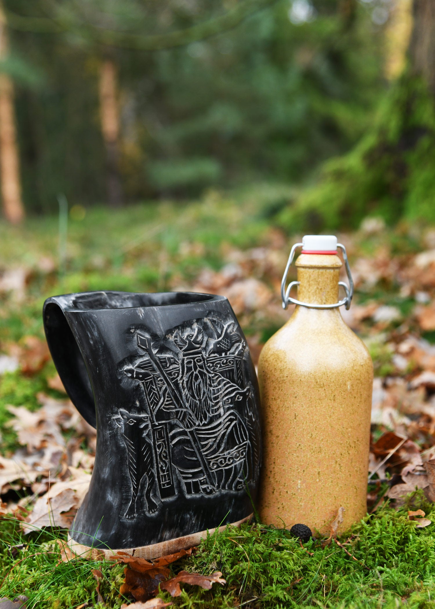Imagen única de: Jarra De Cuerno Con Base De Madera Y Motivo De Odín