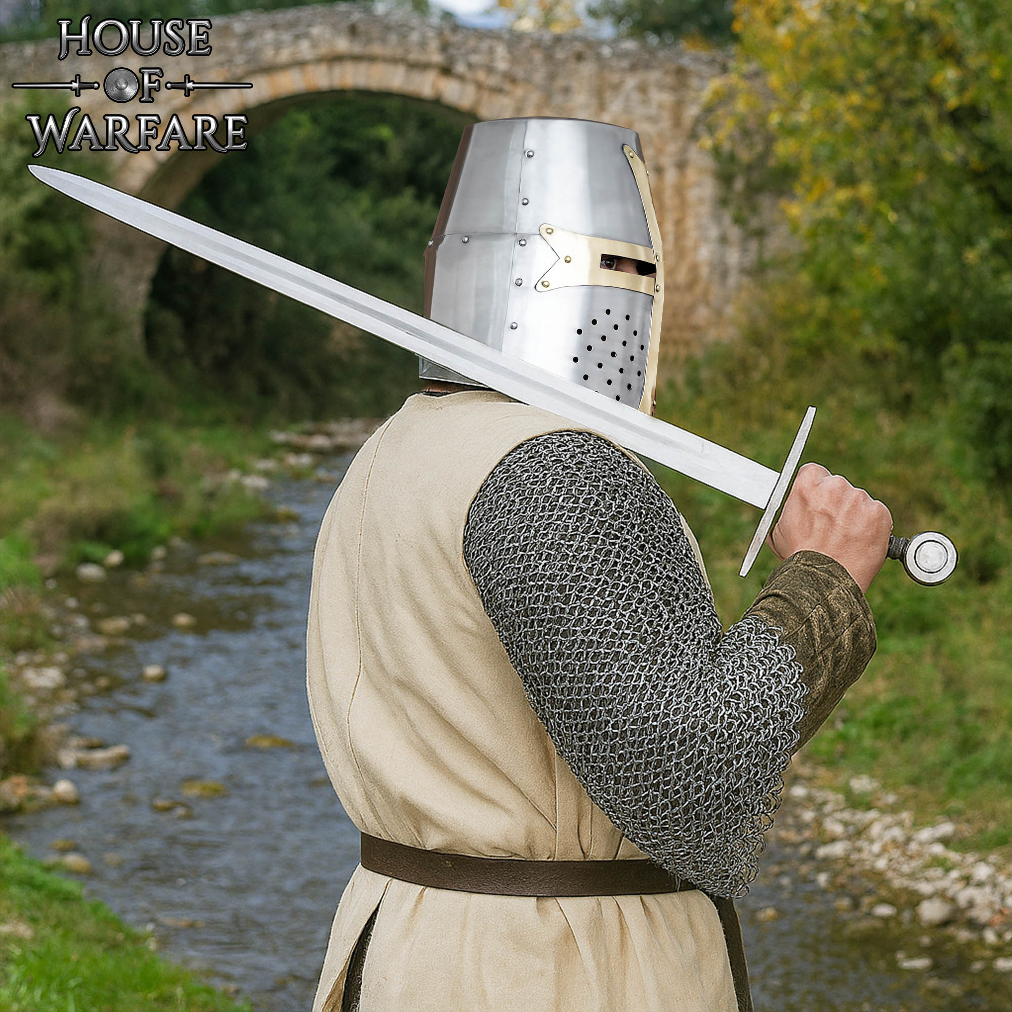 Imagen única de: Gran Casco Cruzado de Latón del Siglo Xii - Acero Pulido de Calibre 18 con Cruz de Latón