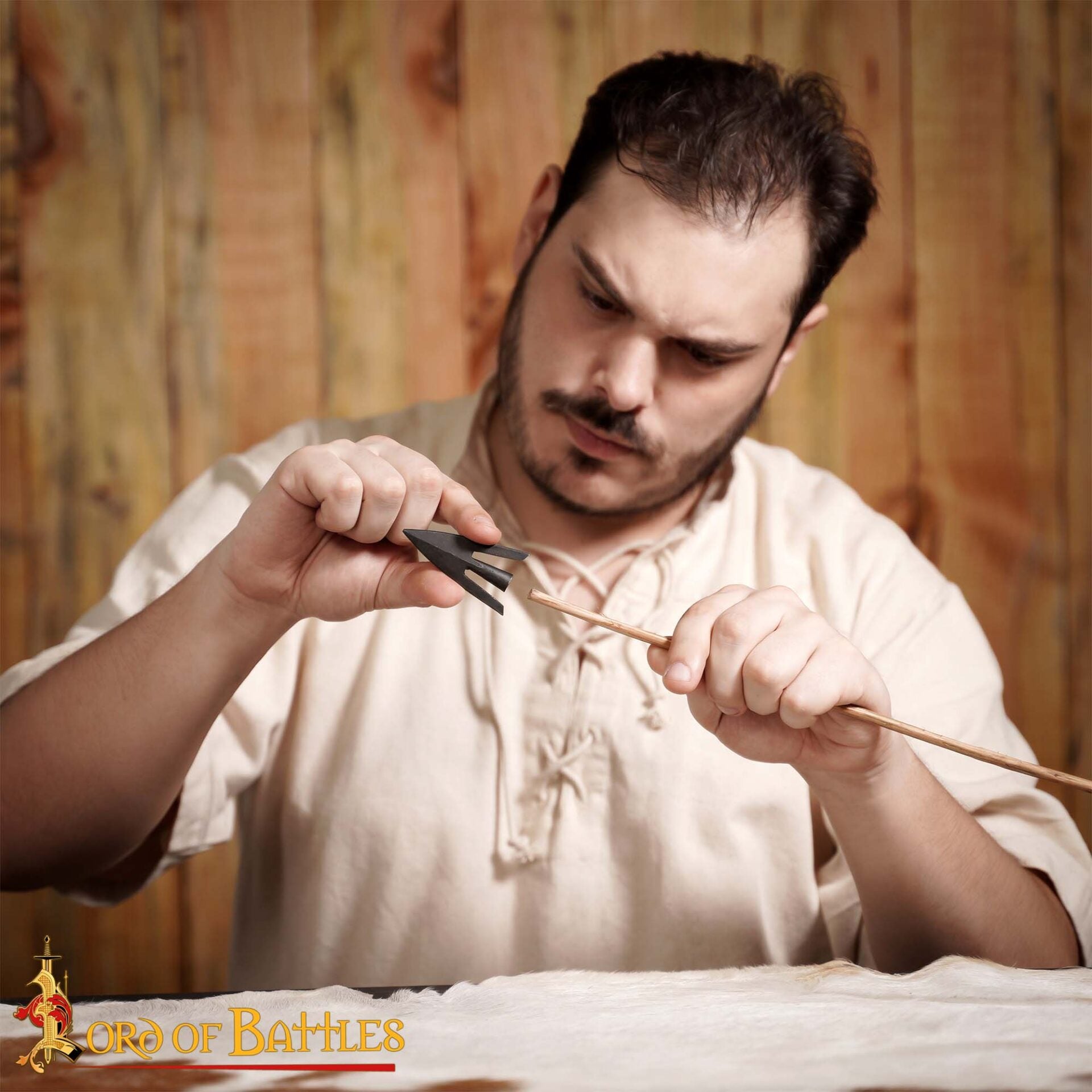 Imagen única de: Punta de Flecha Medieval de Caza de Cola de Golondrina con Vaina de Cuero Auténtico