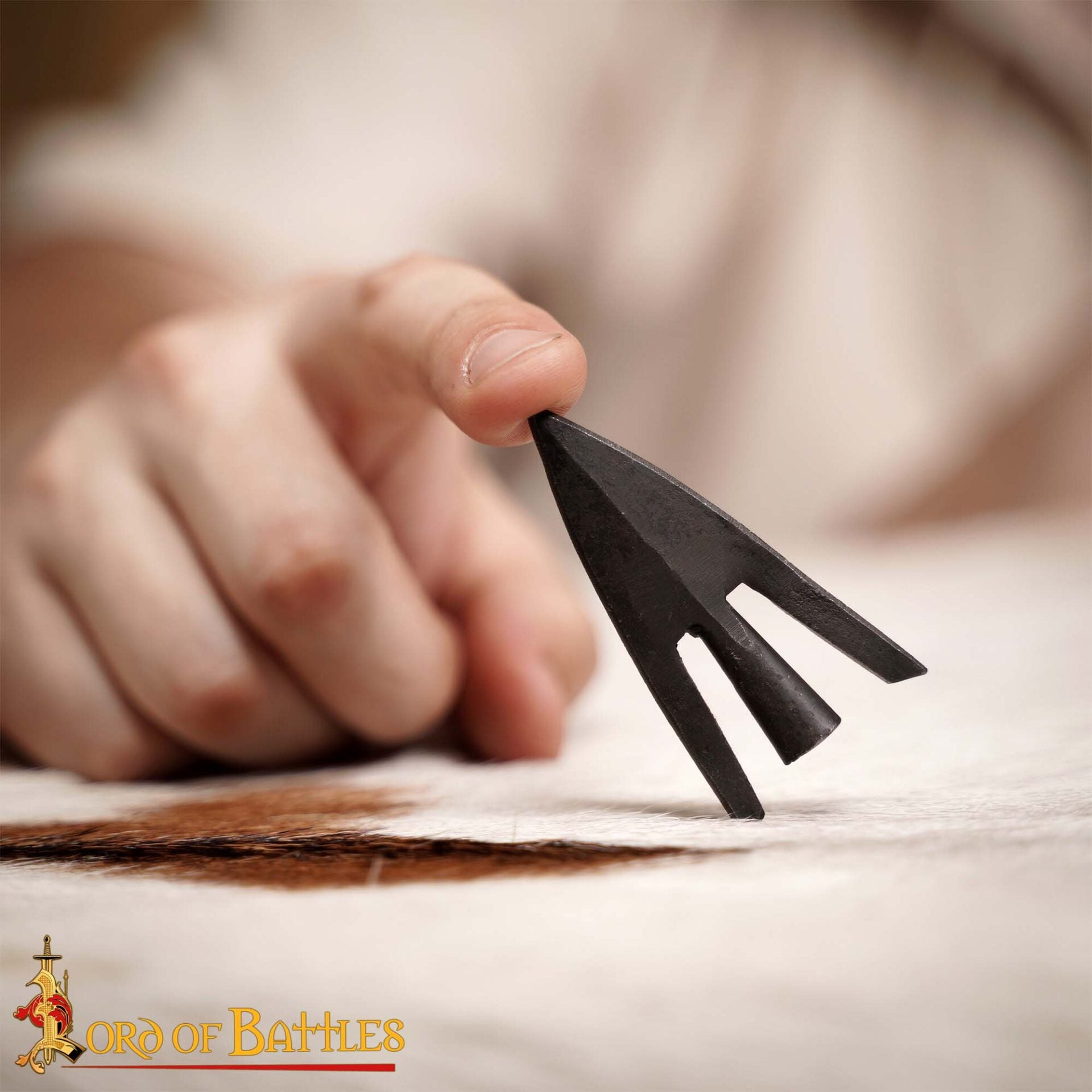 Imagen única de: Punta de Flecha Medieval de Caza de Cola de Golondrina con Vaina de Cuero Auténtico