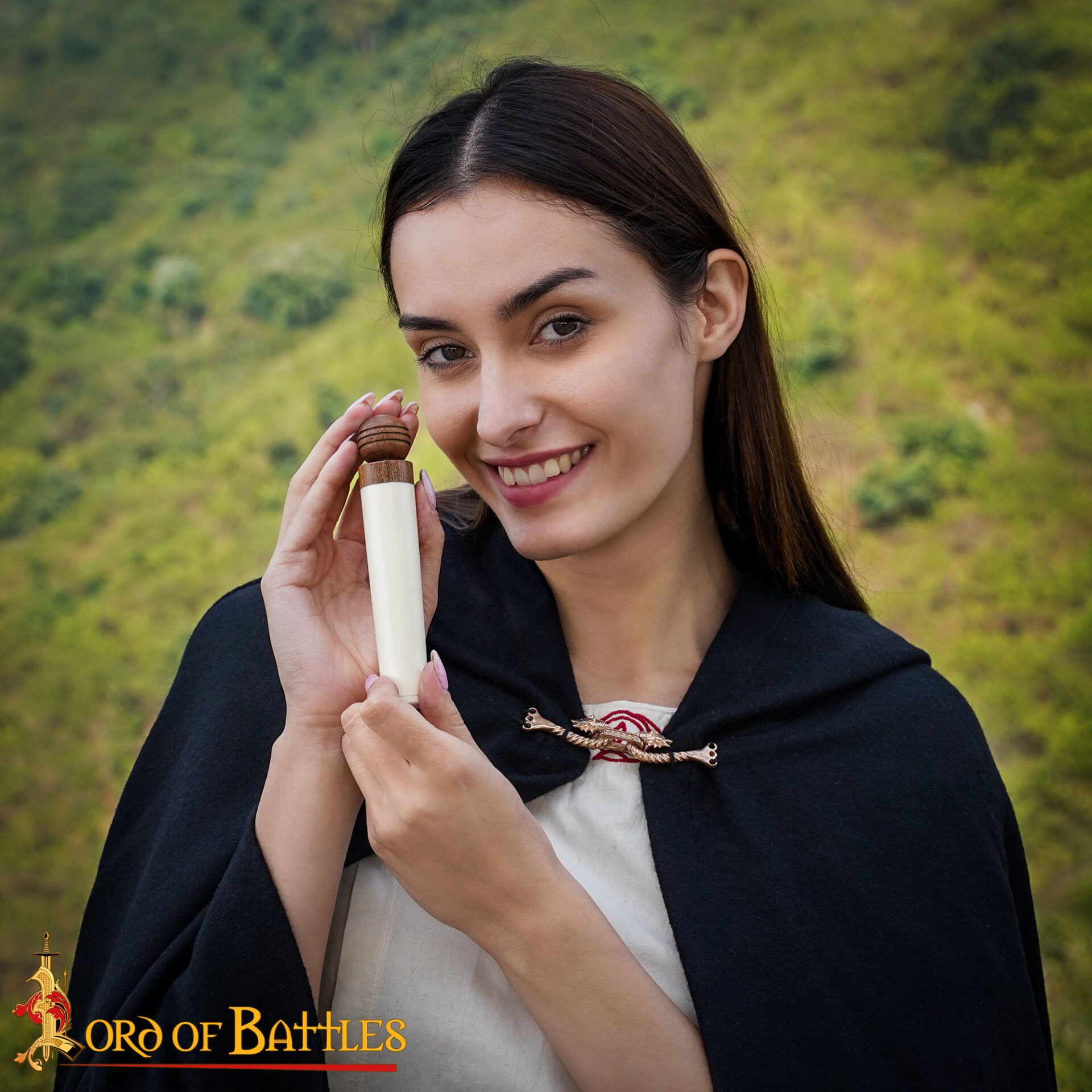 Imagen única de: Porta Agujas Medieval de Hueso de Buey con Tapa de Madera - Tubo de Almacenaje Artesanal