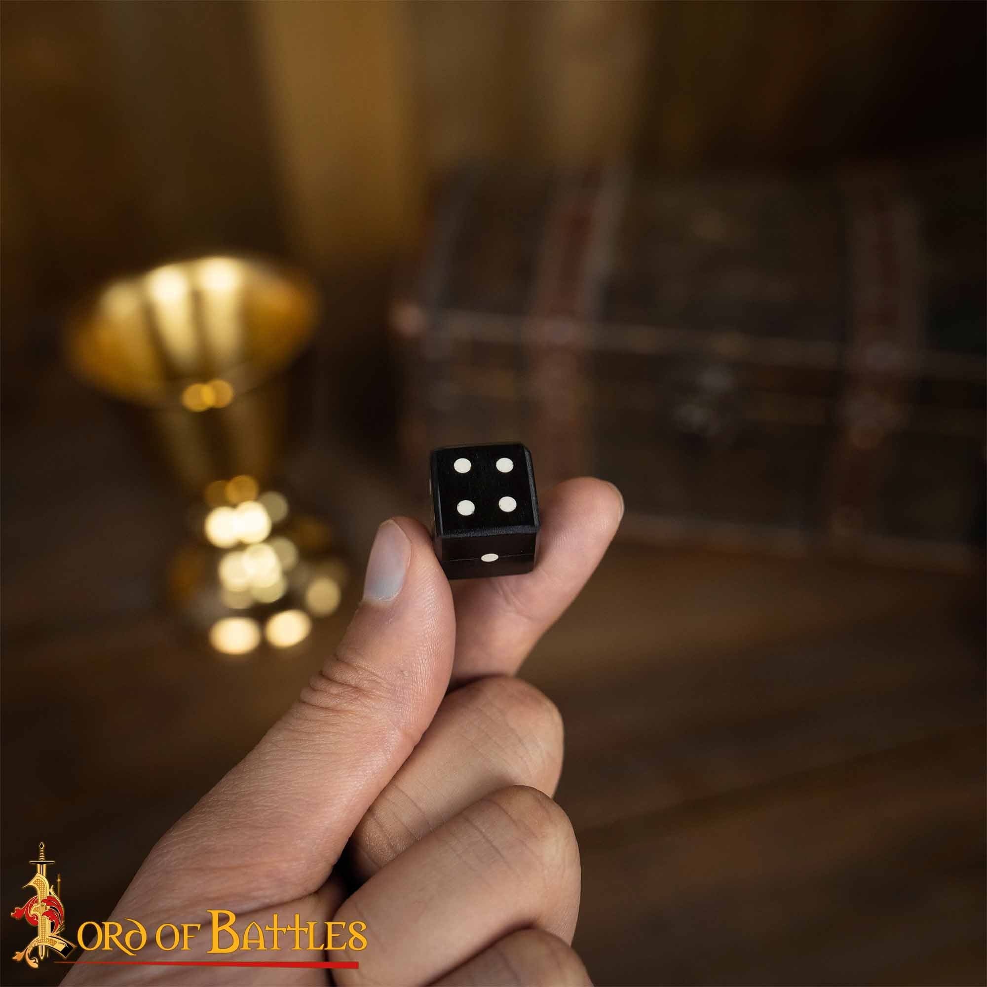 Imagen única de: Juego de Dados Artesanales de Cuerno de Búfalo - 6 Piezas | Dados Naturales para Juegos de Rol de Mesa, Coleccionismo y Juegos Históricos