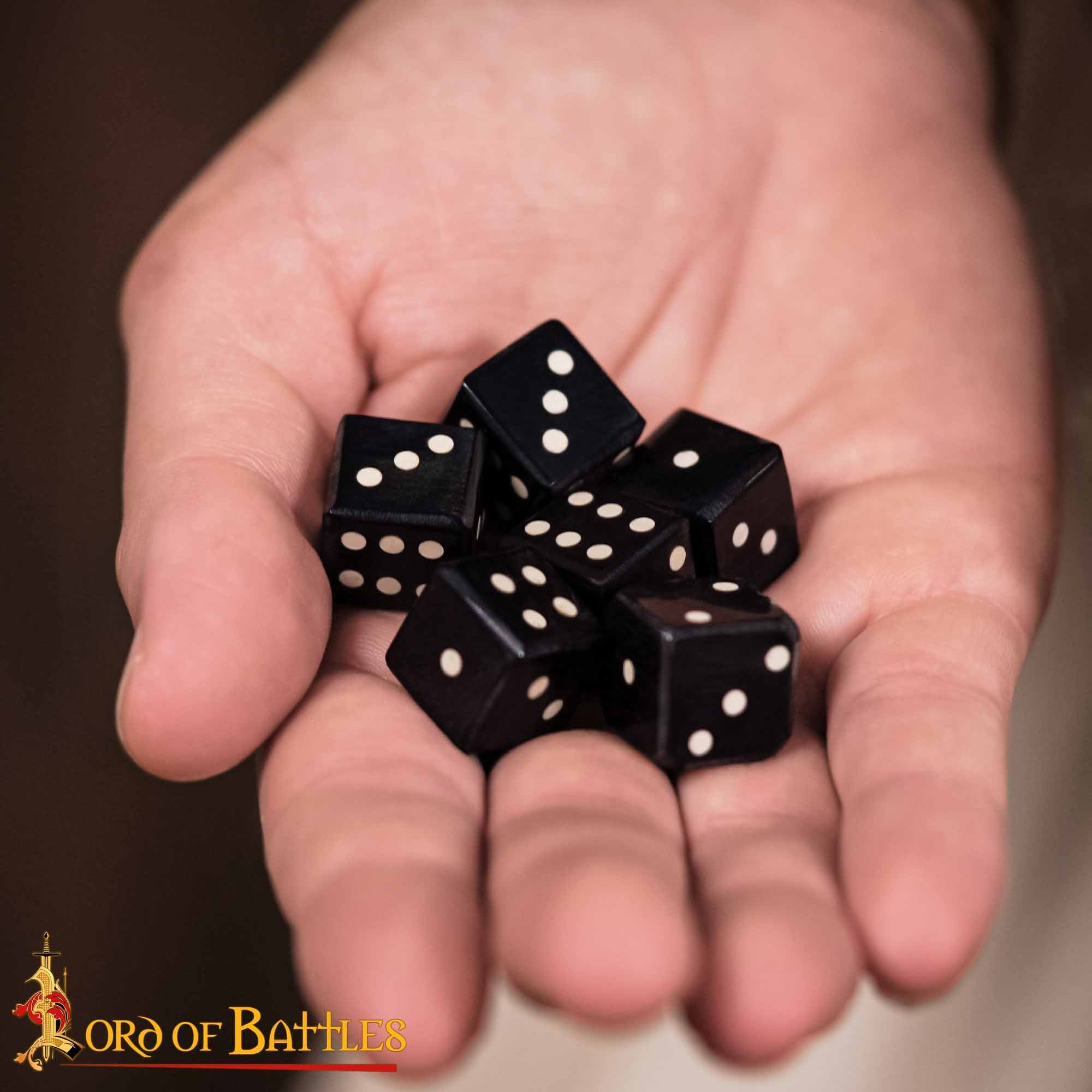 Imagen única de: Juego de Dados Artesanales de Cuerno de Búfalo - 6 Piezas | Dados Naturales para Juegos de Rol de Mesa, Coleccionismo y Juegos Históricos