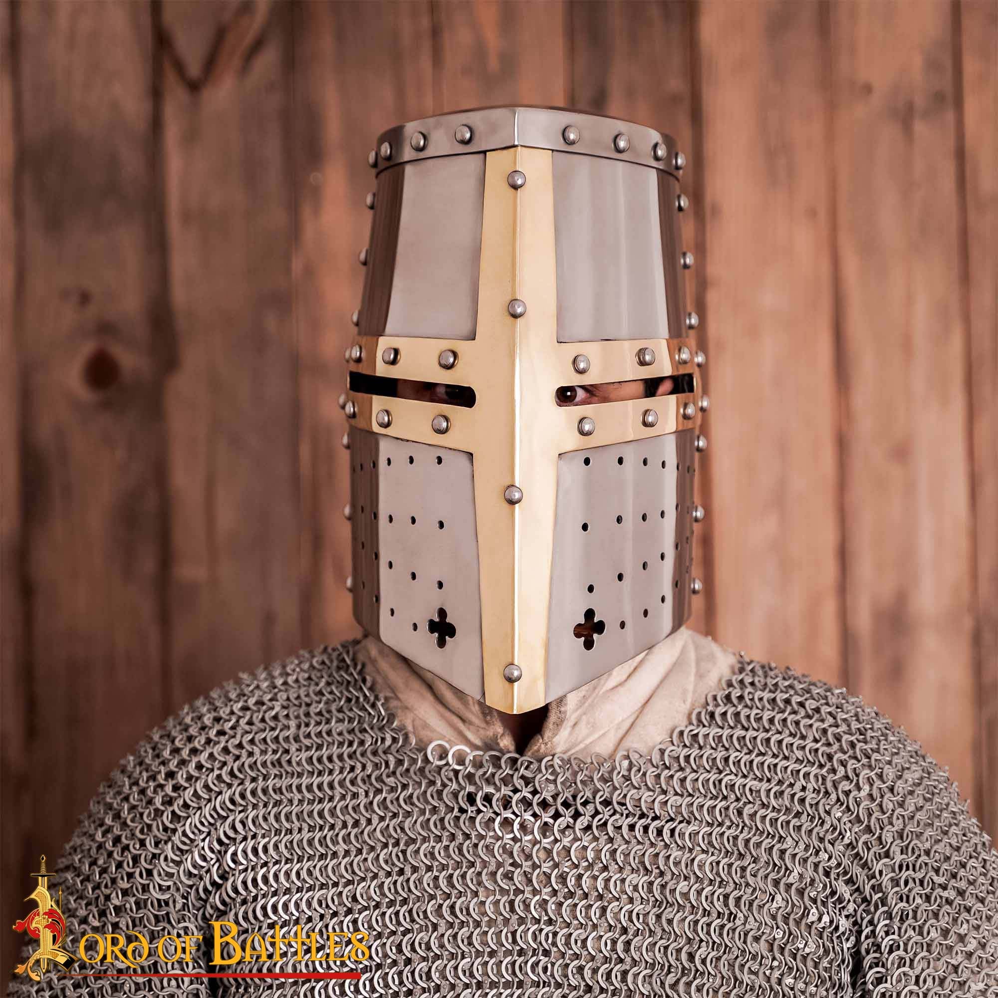 Imagen única de: Crusader Knight Pot Helm Battle Ready con Cruz de Latón - Casco de Acero de Calibre 16