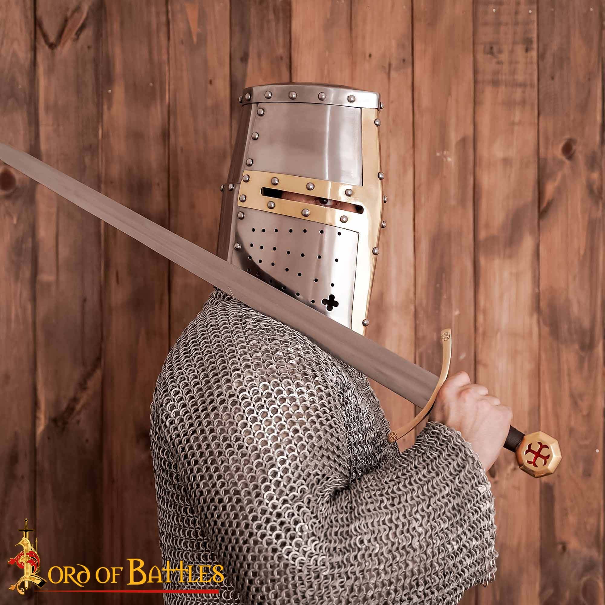 Imagen única de: Crusader Knight Pot Helm Battle Ready con Cruz de Latón - Casco de Acero de Calibre 16