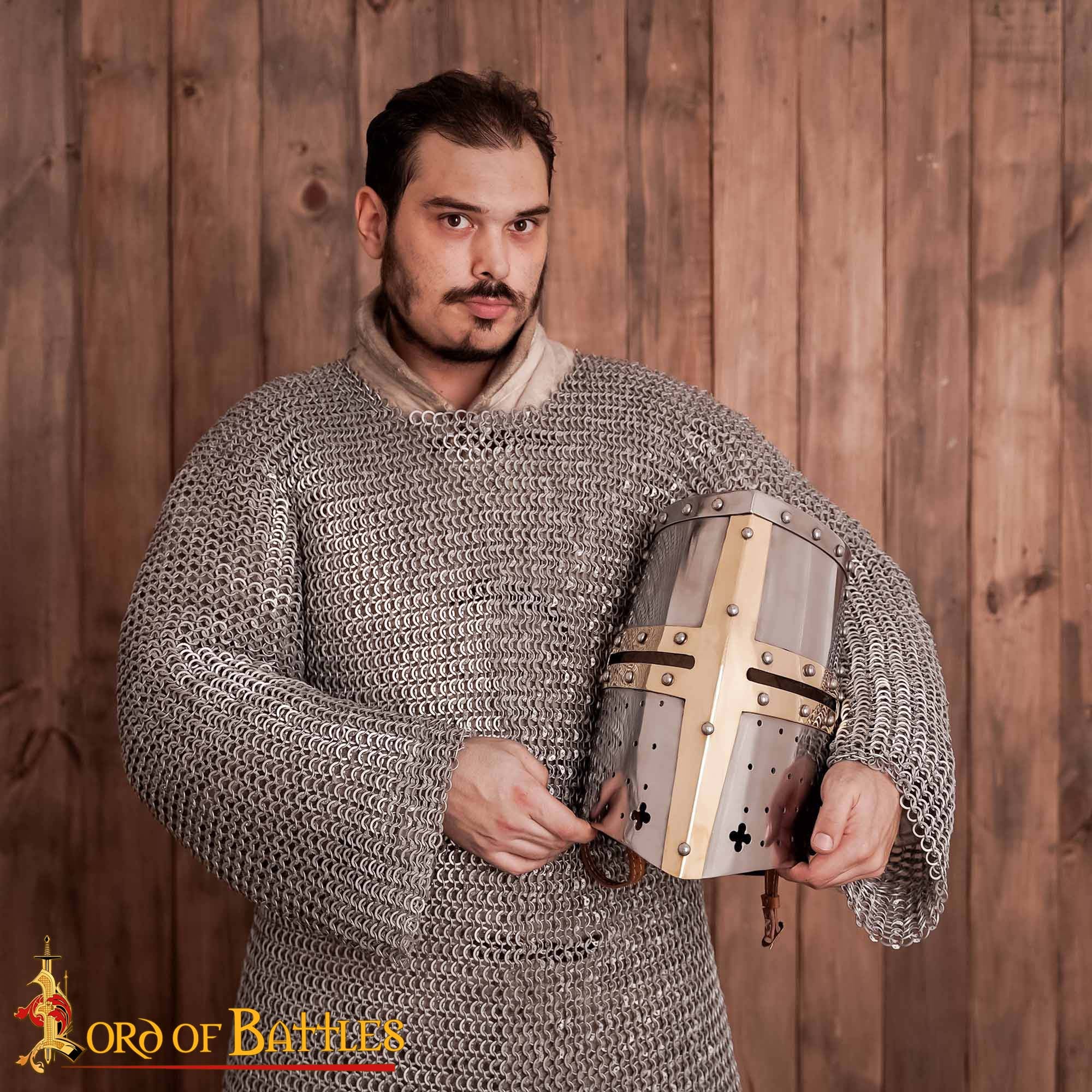 Imagen única de: Crusader Knight Pot Helm Battle Ready con Cruz de Latón - Casco de Acero de Calibre 16