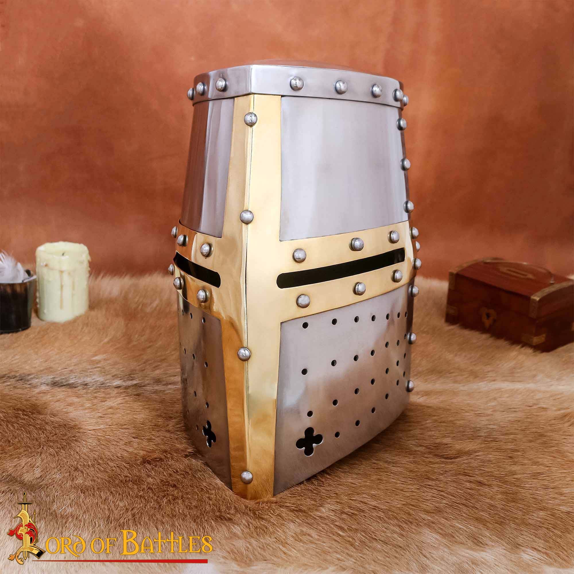 Imagen única de: Crusader Knight Pot Helm Battle Ready con Cruz de Latón - Casco de Acero de Calibre 16