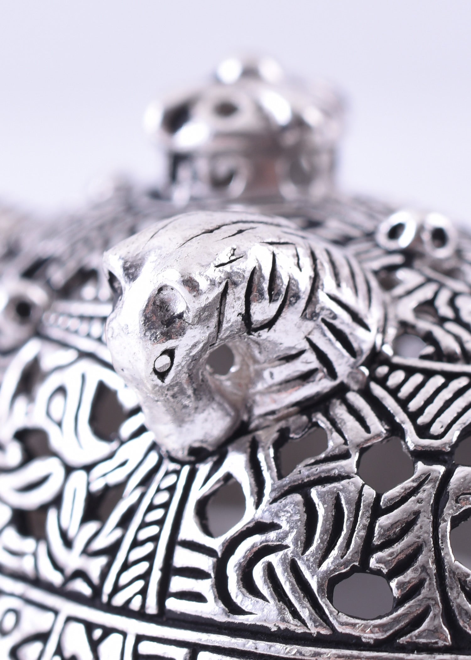 Imagen única de: Broche Vikingo Jorobado De Birka Con Cabezas De Caballo