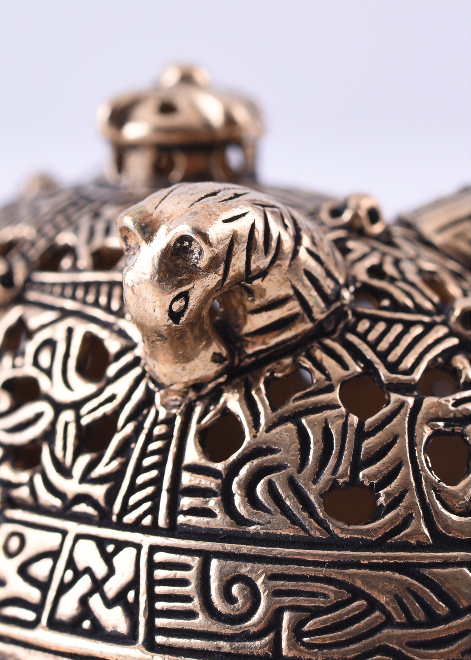 Imagen única de: Broche Vikingo Jorobado De Birka Con Cabezas De Caballo