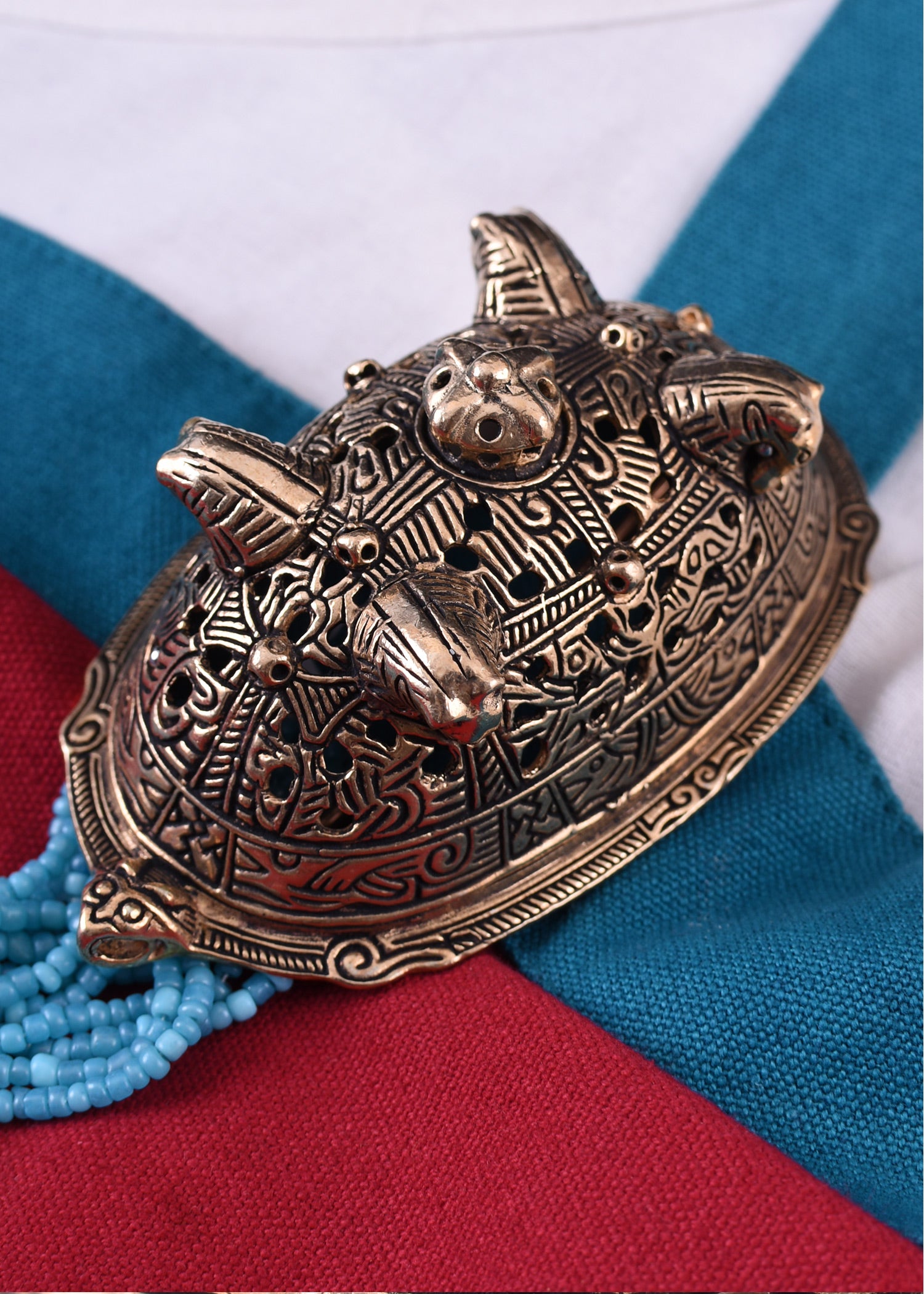 Imagen única de: Broche Vikingo Jorobado De Birka Con Cabezas De Caballo
