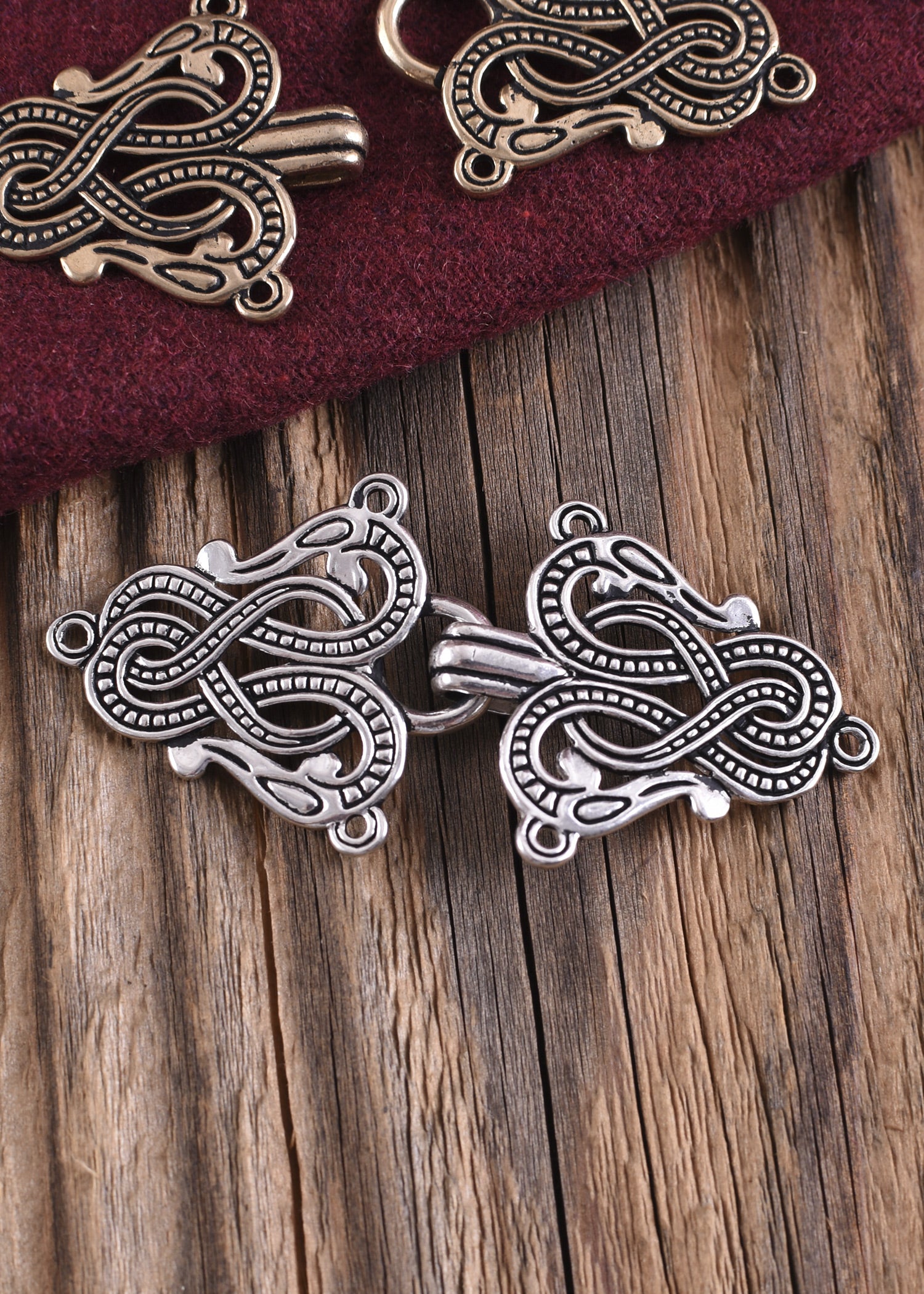 Imagen única de: Cierre De Túnica Vikinga En Forma De Urna.