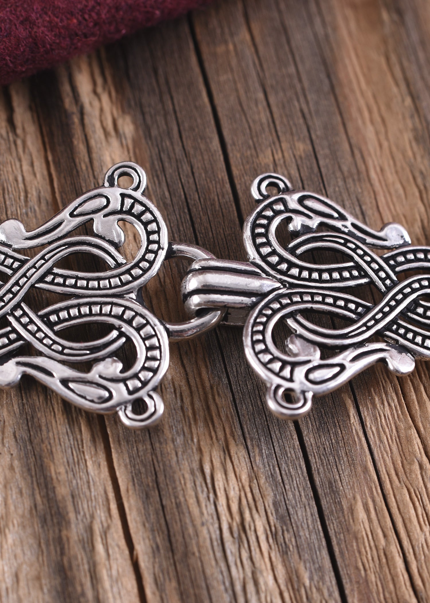 Imagen única de: Cierre De Túnica Vikinga En Forma De Urna.