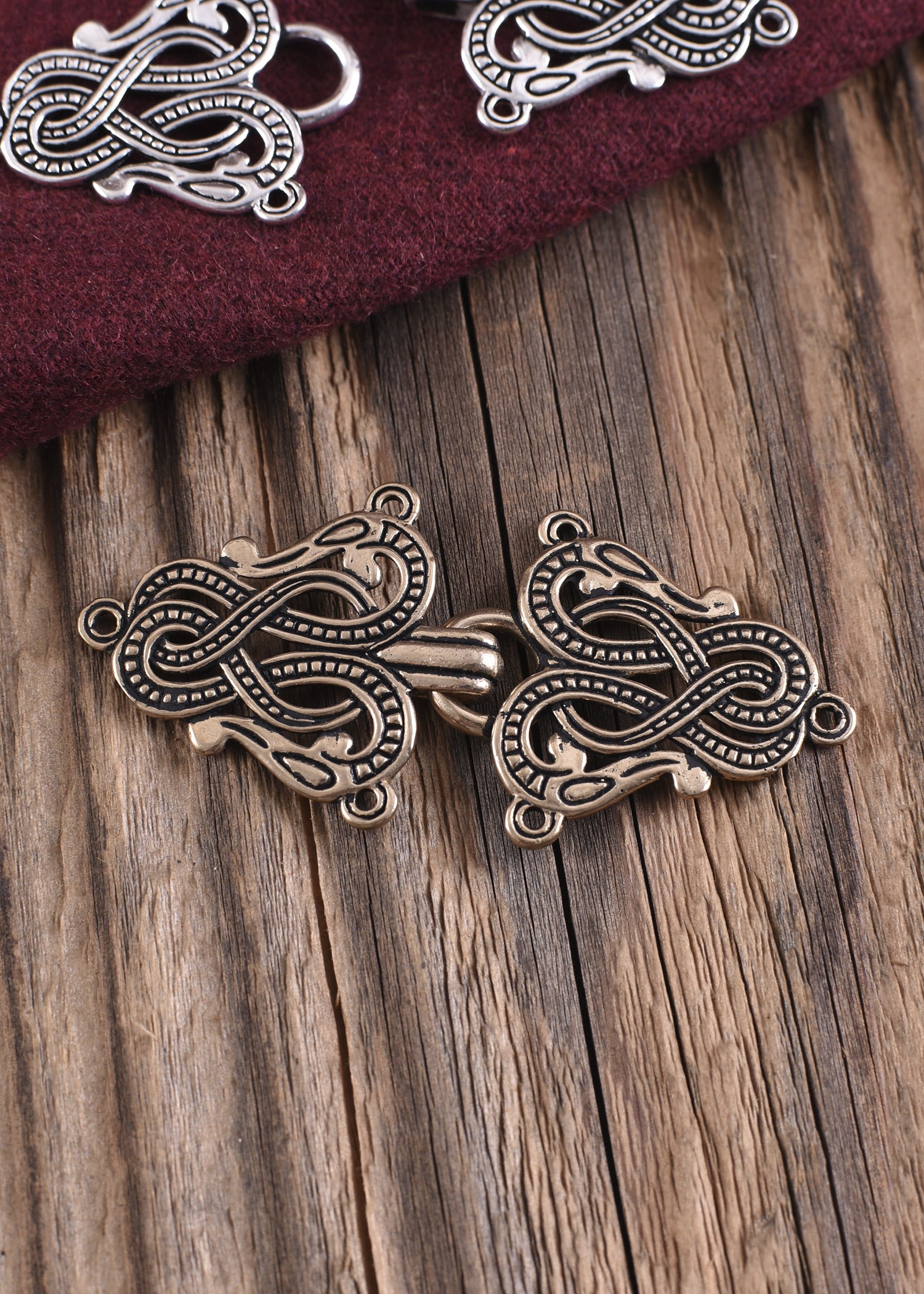 Imagen única de: Cierre De Túnica Vikinga En Forma De Urna.