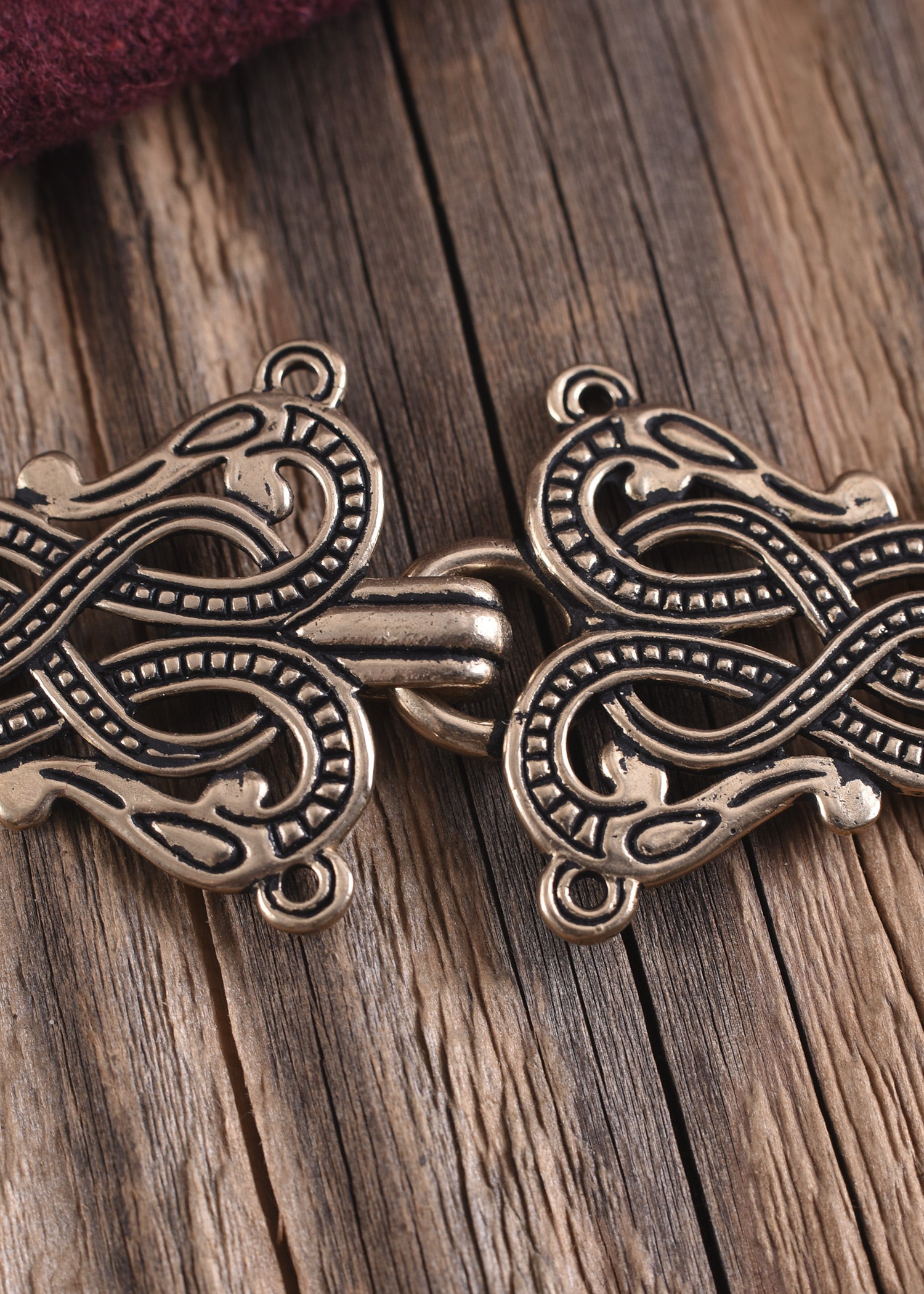 Imagen única de: Cierre De Túnica Vikinga En Forma De Urna.