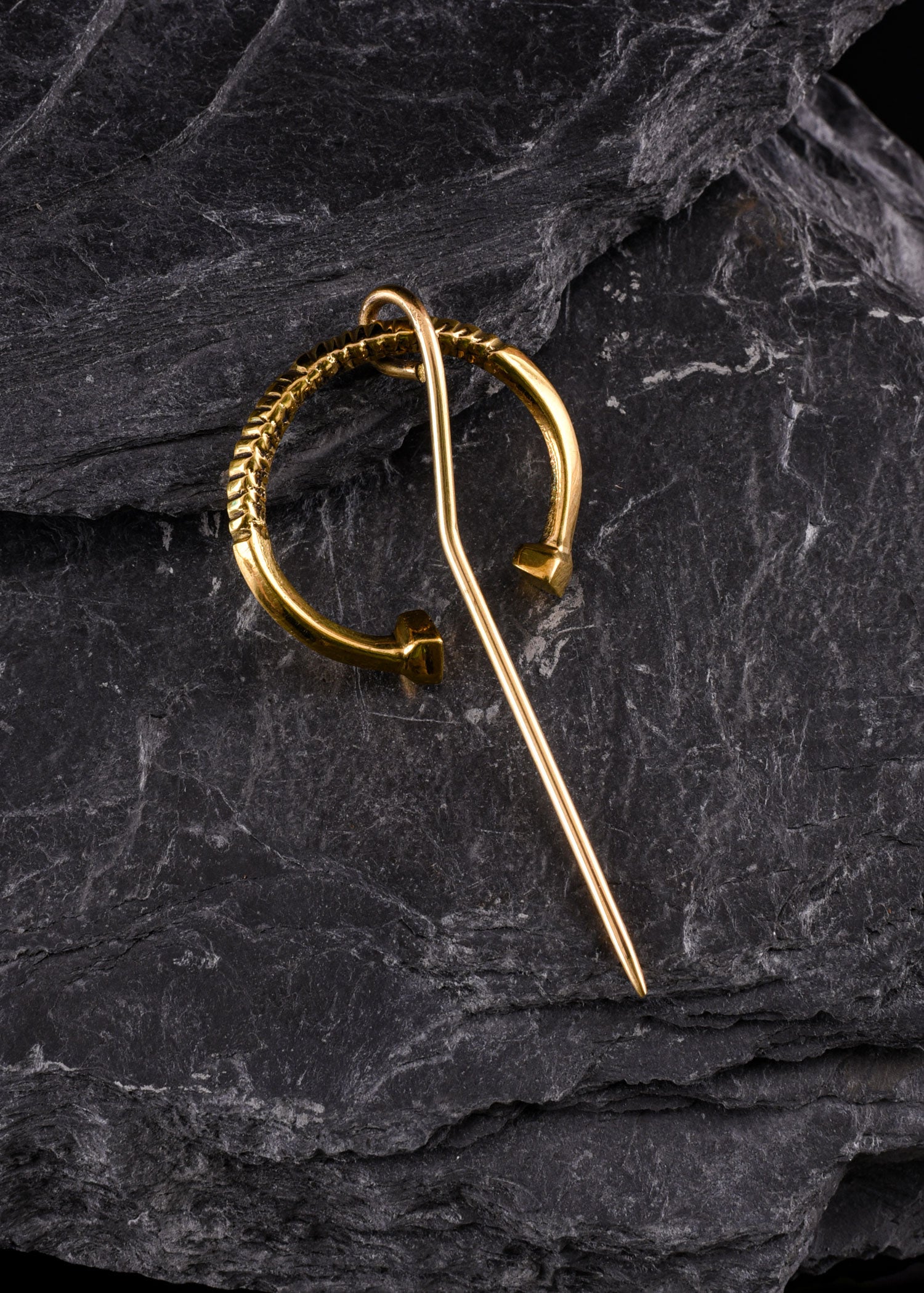 Imagen única de: Broche De Aro Pequeño De Latón