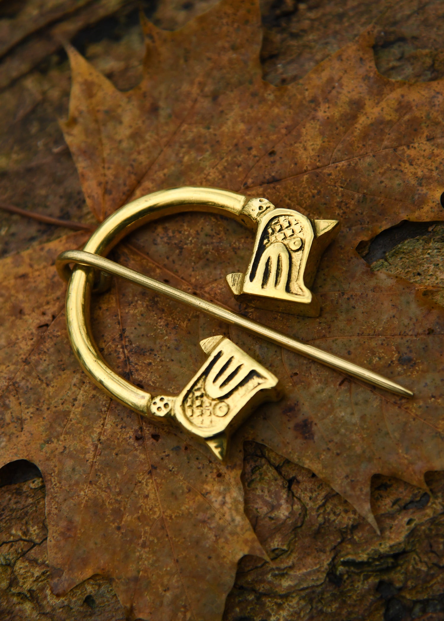 Imagen única de: Broche Anillo Vikingo Con Cabezas De Dragón, Latón