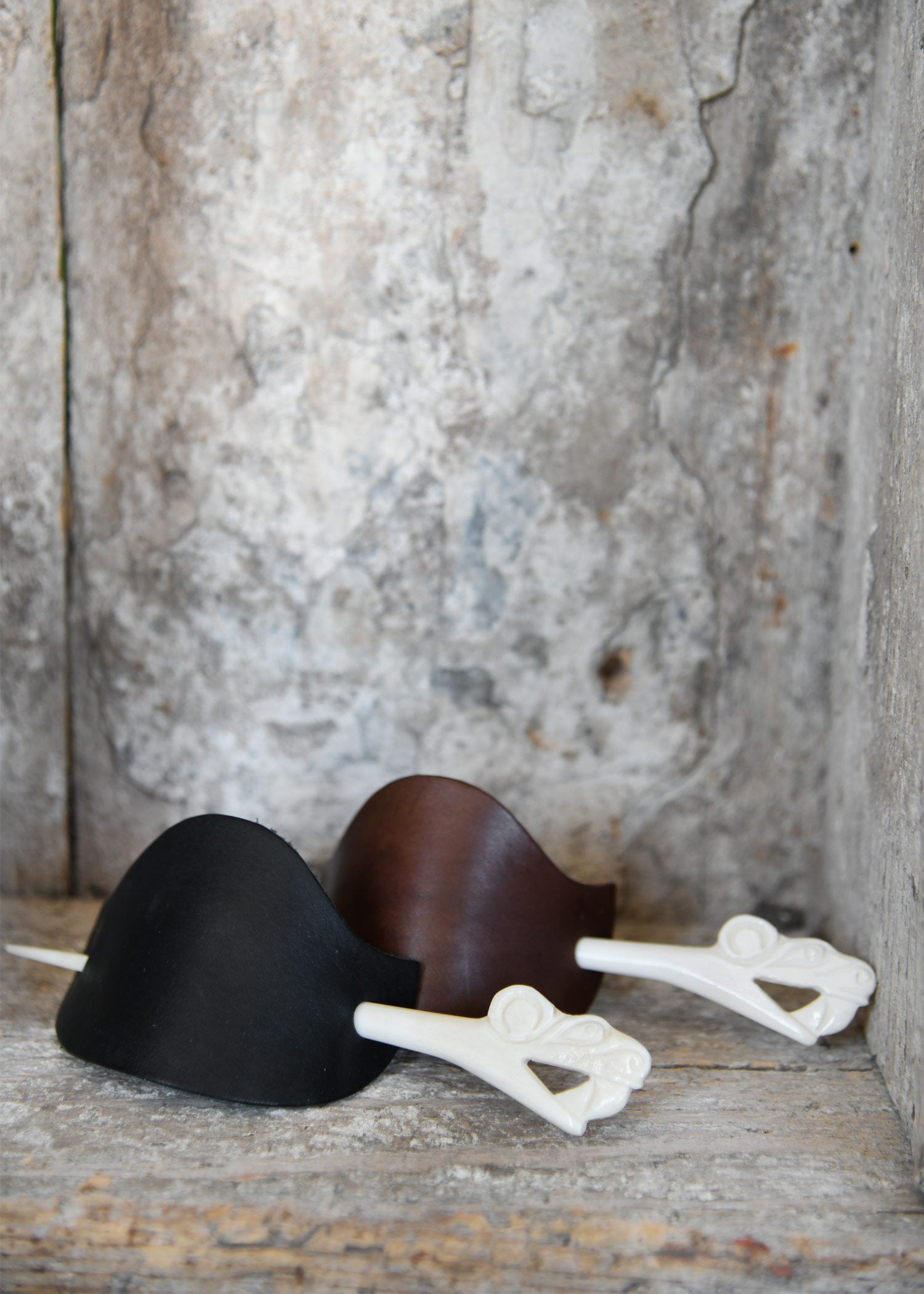 Imagen única de: Pasador De Pelo Vikingo Grande De Cuero Con Pasador De Hueso