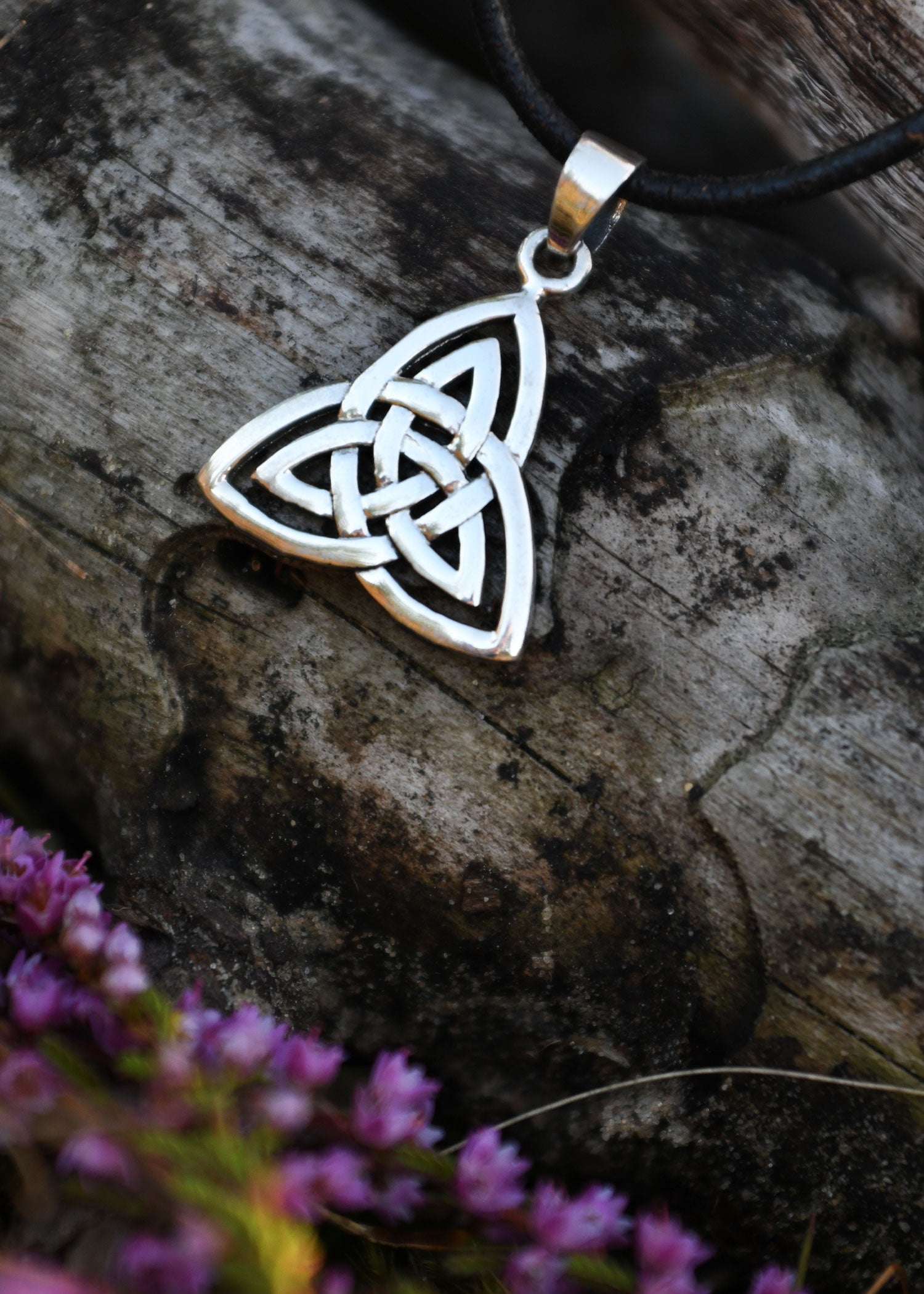 Imagen única de: Colgante Nudo De La Trinidad Celta De Plata