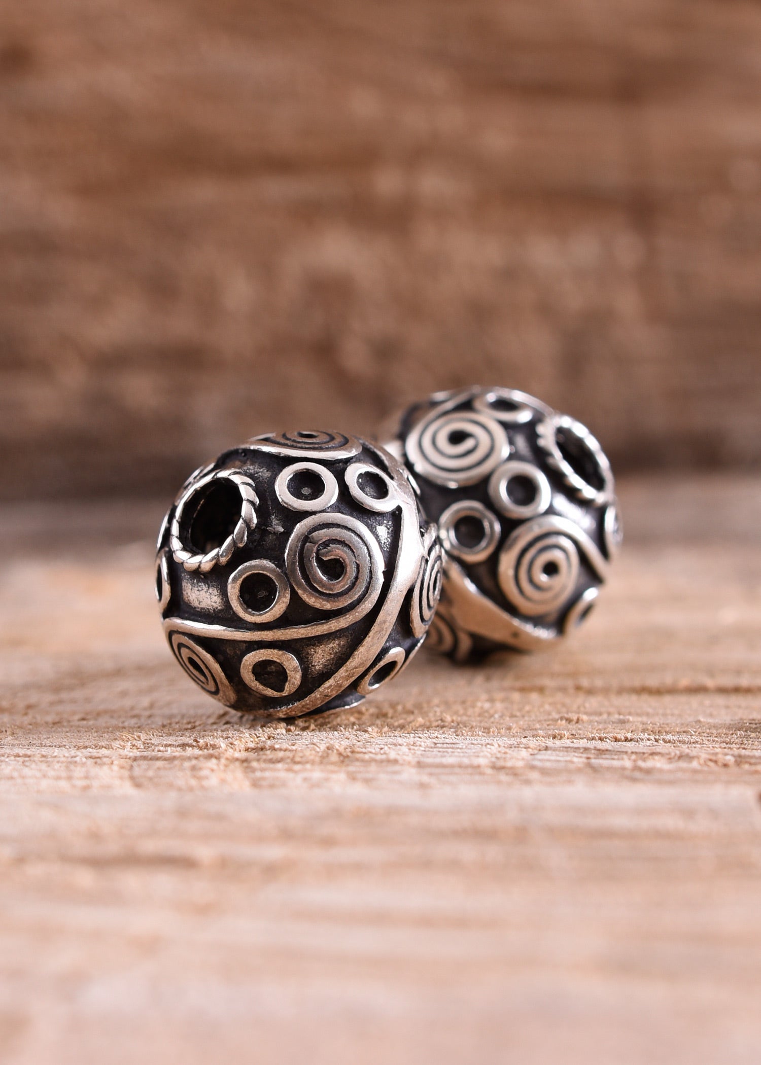 Imagen única de: Cuenta De Barba Celta Y Cuenta De Rizo Con Espirales Plateadas