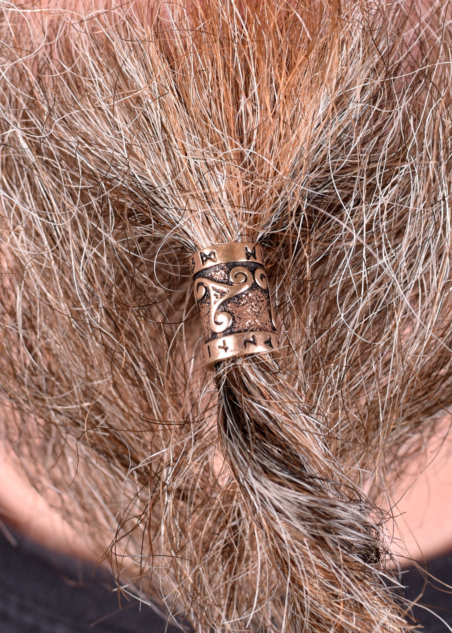 Imagen única de: Cuenta De Barba Medieval Con Runas Y Triskele De Bronce