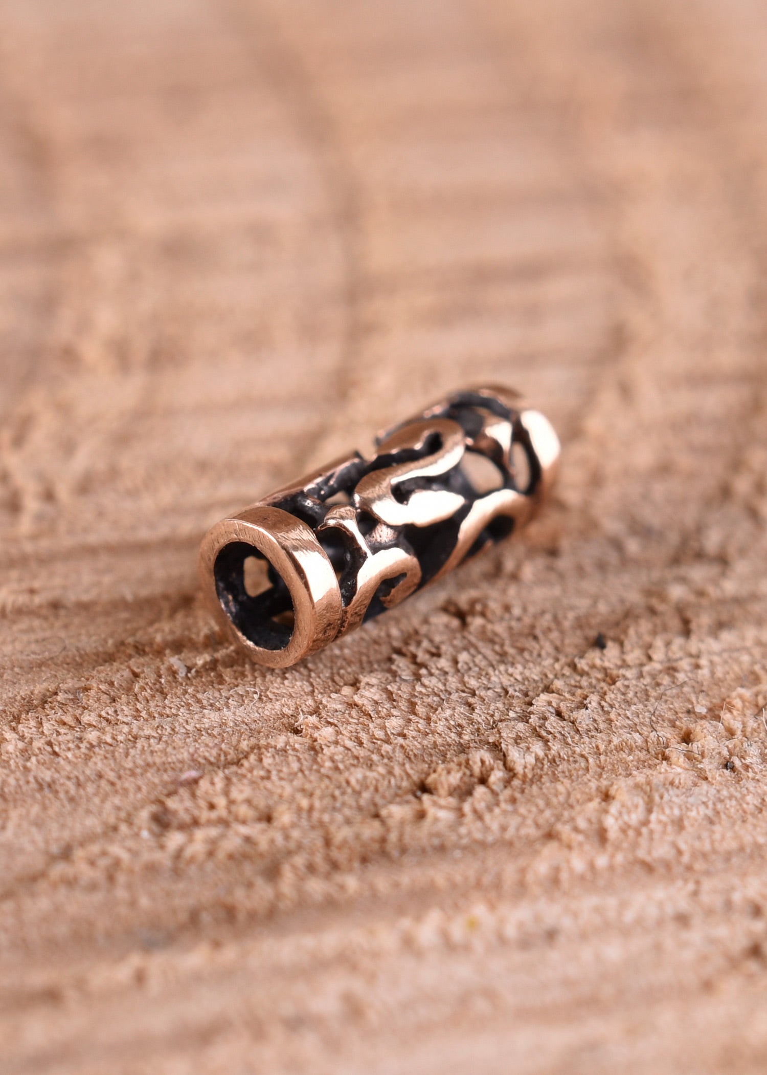 Imagen única de: Pequeña Cuenta De Barba Celta Con Espirales De Bronce