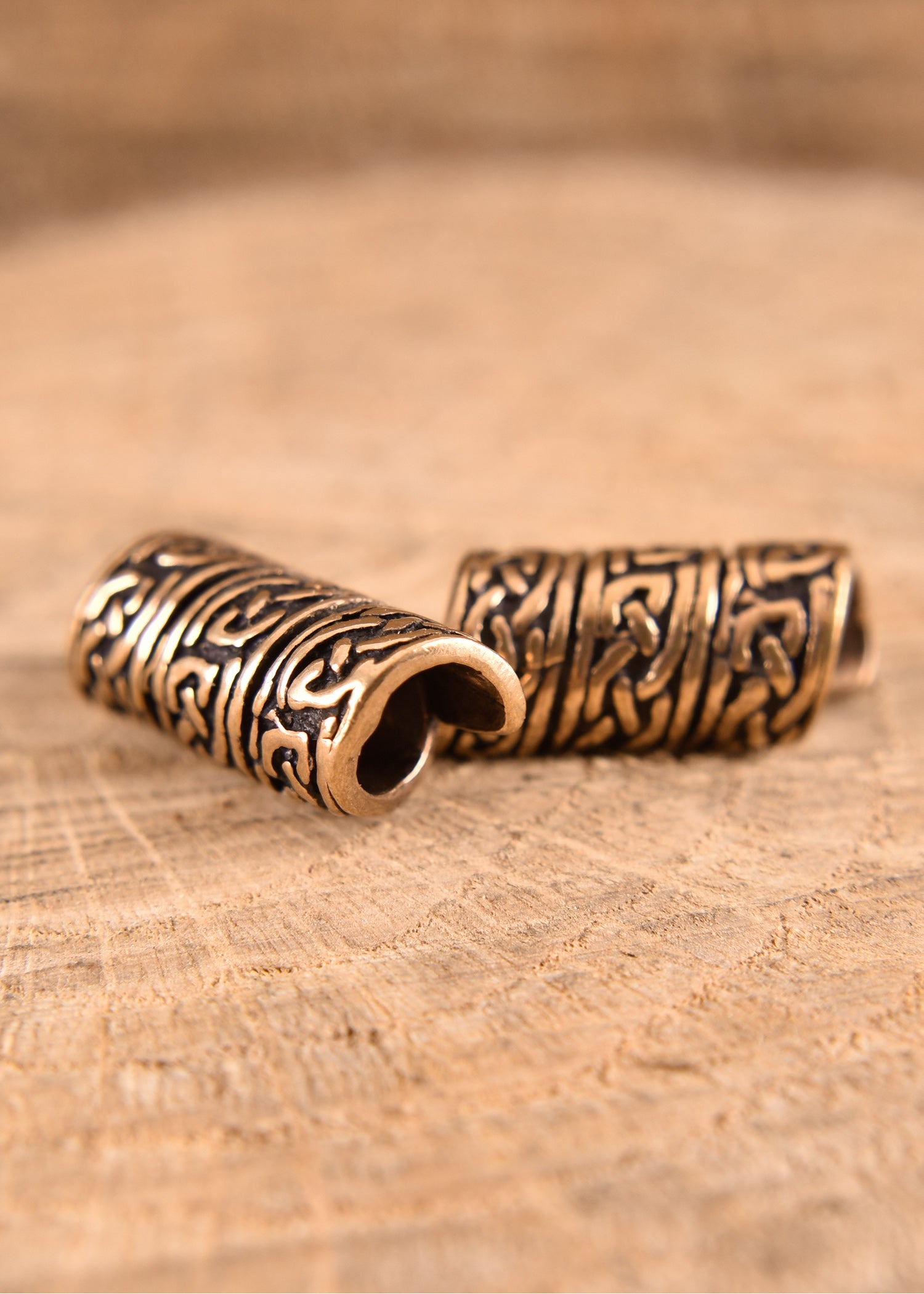 Imagen única de: Cuenta De Barba Medieval Con Nudo Celta De Bronce