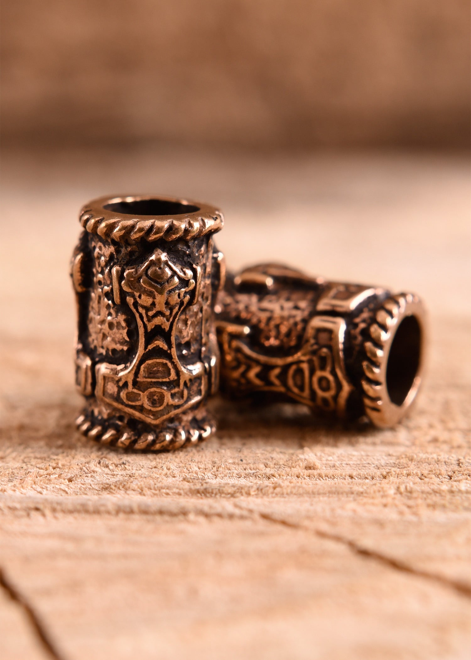 Imagen única de: Cuenta De Barba Vikinga Con Martillo De Thor De Bronce